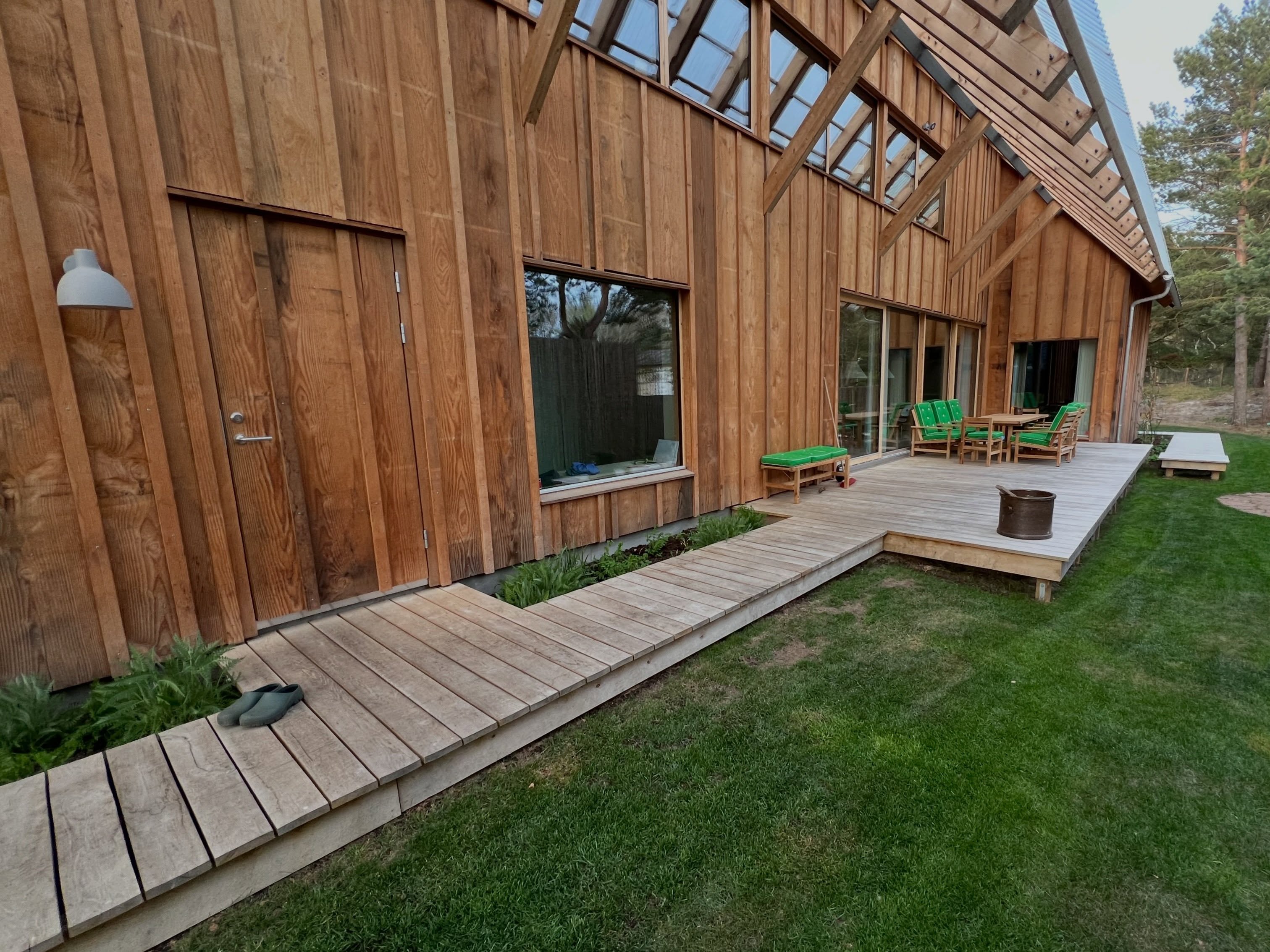 A beautiful evening in #Falsterbo ☀️ 🌱 🪵.
This wrap around multi level #oak #decking is getting better with aged 🍷 👌.
Oak supplied from our friends @sinclairsholm
Built by the @englishgardens.se team
House designed by @wingardhs_ / @j0ak1mly7h