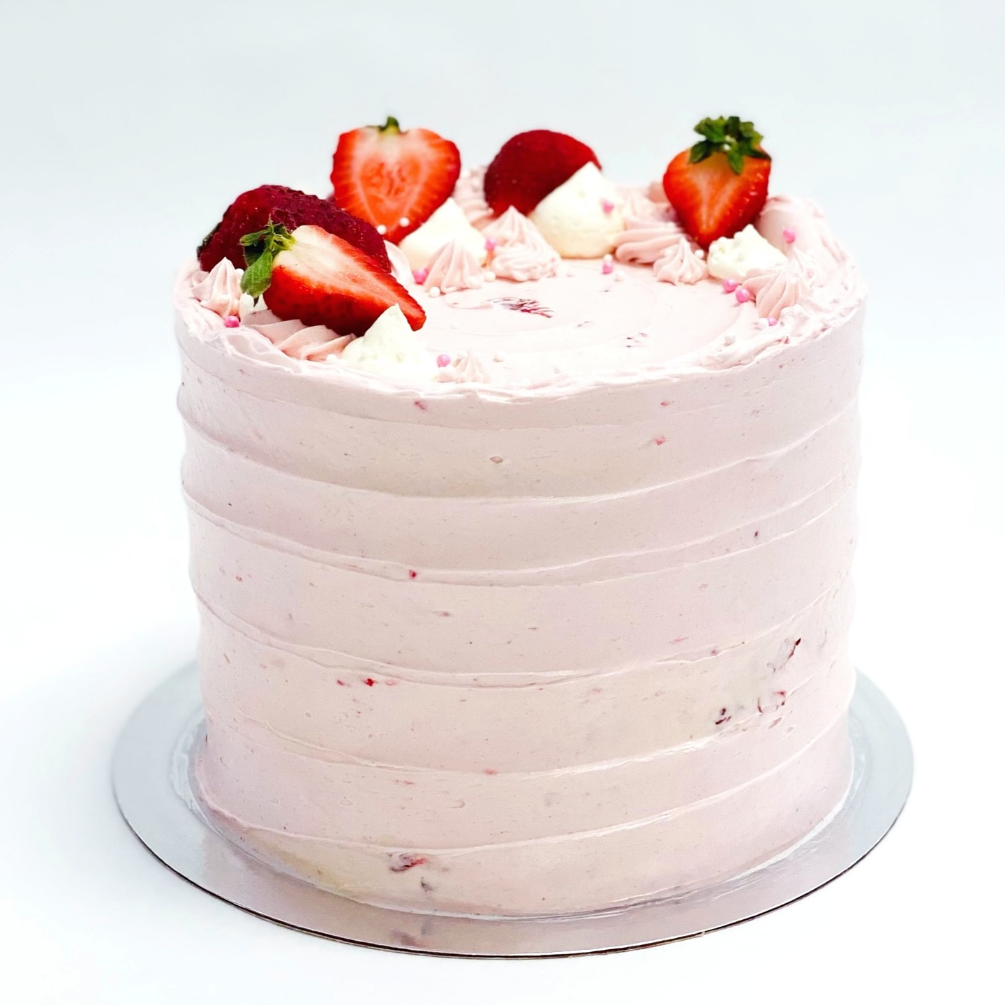 Guess who’s back? 🍓✨
Our Strawberry Shortcake Cake has officially returned for the season!
Soft vanilla sponge layered with strawberry buttercream and fresh strawberry slices 💛
It’s one of those flavours that makes a comeback every year for a reason 😉
Available to pre-order now through the link in our bio under our Everyday Cakes section 🍰
#StrawberryShortcakeCake #EverydayCakes #StrawberryCake #MississaugaBakery #MississaugaCakes #StreetsvilleBakery #GTABakery #NutFreeBakery #NutFreeCakes #ButtercreamCake #CakeLovers #FreshStrawberries #CustomCakes #SweetTreats #SupportLocalMississauga