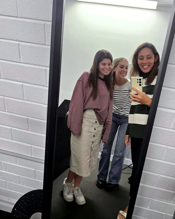 Mirror selfie in between lessons with Brodie, Holly and Vee!
For those of you who know us well, you'll know we always end up coming to work in either matching colours...or matching patterns, and today, Stripes it was! (and no, we do not plan this!
We have a couple more times available this week friends, if you're after a lesson, we look forward to seeing you in-studio (or online)!
#GoodVibes #WorkBestie #SingingSydney #SingingTeachersofInstagram #SingingLessons