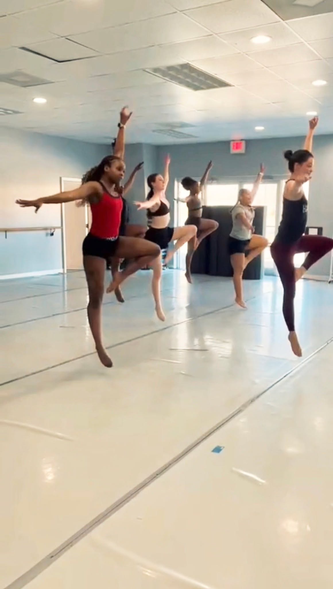 Working hard and having fun!!#dancetechnique #contemporarydance #stretching #littledancers #dance #ballet #SZN15 #dancersofinstagram #DalianaDance #ReelsOfInstagram #DalianaDanceTeam #jazzdance #splitleap S.S