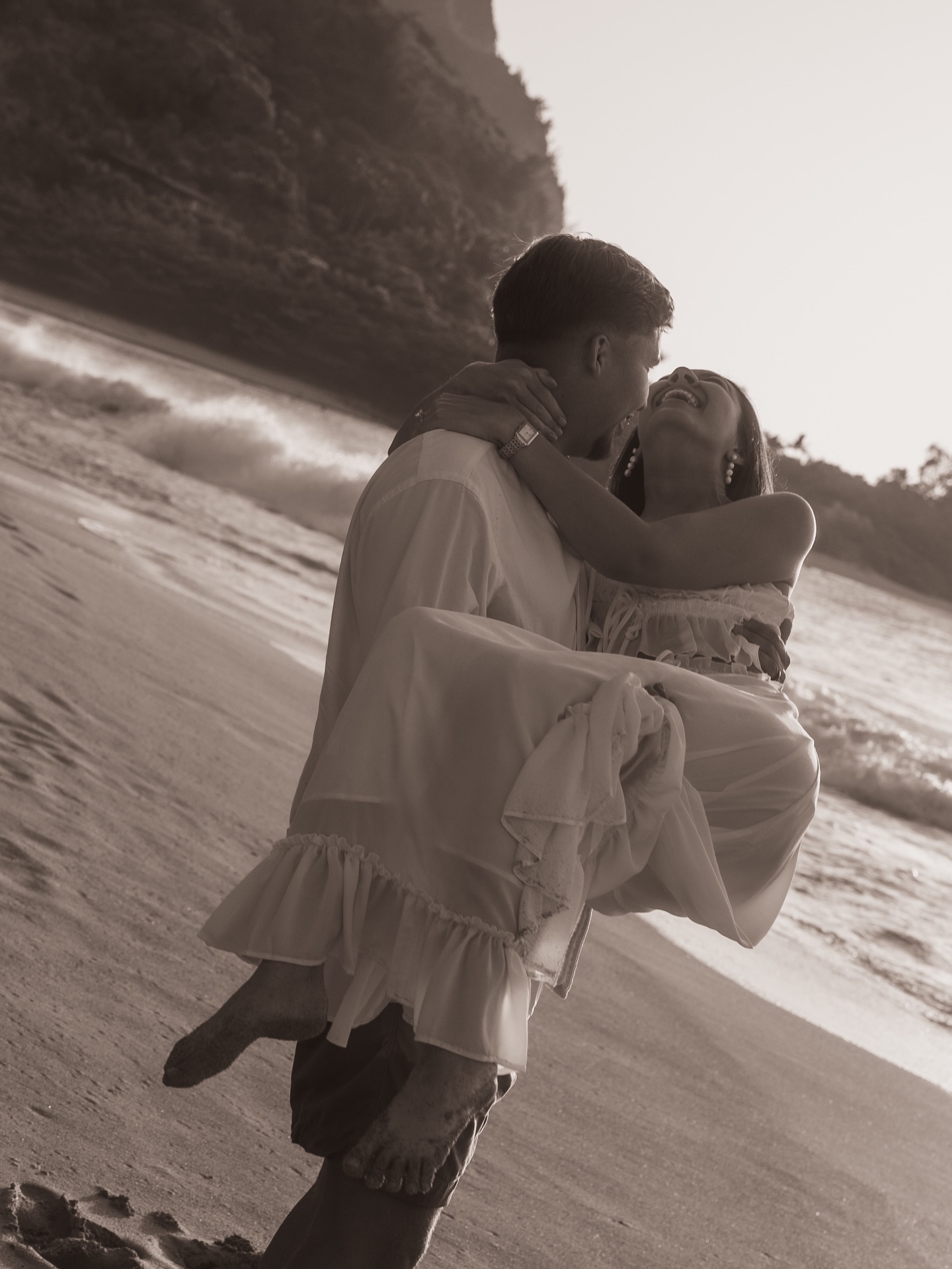 Beautiful sunset session with D+J.
.
.
🏷️ cinematic, Hawaii, Hawaii photographer, destination photographer, couple photographer, elopement, Kauai photographer, European photographer, wedding photographer, Elopement photographer, Hawaii elopement