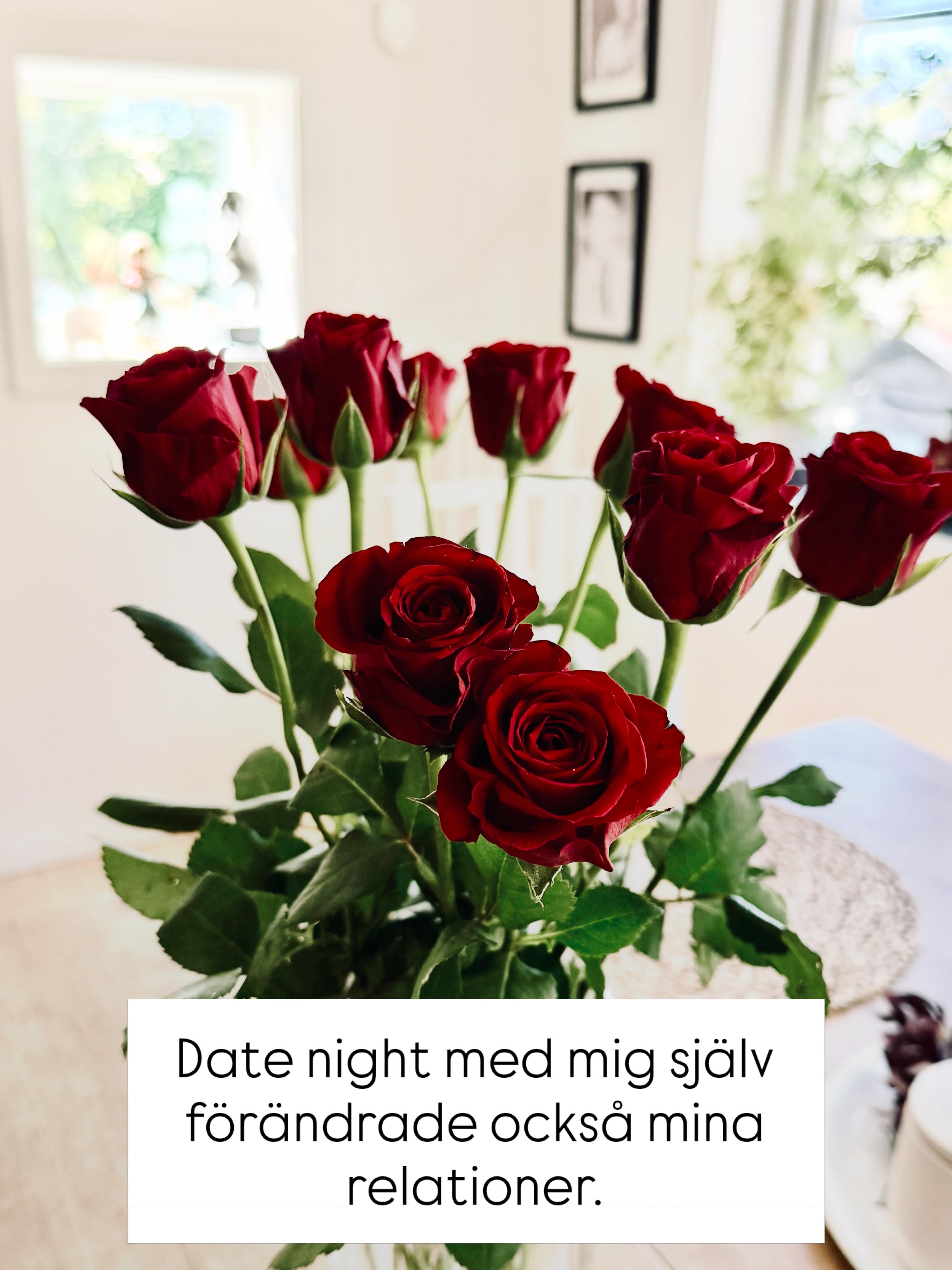 🌹 Innan jag blev sambo för fem år sedan levde jag singel i 16 år.
Eller egentligen längre än så, om jag ska vara helt ärlig.
I början av 2015 började jag med något som kom att betyda mer än jag först förstod. Date night med mig själv. Ibland blev det även en dait DAY.
Det kunde vara en bukett blommor, ansiktsmask, en god middag, en mysig film 🎬, fotbad eller te framför brasan.
Små saker som fick mig att känna mig omhändertagen. Levande. Viktig.
Det här uppmuntrar jag även mina kunder till idag. För oavsett om vi lever i relation eller är singlar så behöver vi lära oss att ge till oss själva villkorslöst.
Inte som prestation.
Inte för att förtjäna kärlek.
Utan för att skapa relationen till oss själva.
I helgen är det bara jag och Power.
Så jag köpte röda rosor 🌹 till mig själv och lite annat som jag tycker om och uppskattar.
En del kan ju uppleva det fånigt om man lever ensam. Men vad det handlar om är att skriva in det i almanackan och se fram emot det. Planera inför det och längta till det. Vår kropp reagerar inte bara på relationer med andra människor, utan också på hur vi behandlar oss själva, våra ritualer, miljöer och graden av vila och trygghet vi skapar i vardagen med oss själva.
Och vet du.
Date night med mig själv förändrade också mina relationer. Och skapade en helt annan relation till min sambo.😃
”As within so without”.
Paulo Coelho skrev en gång att den största kärleken inte är den vi söker hos andra, utan den vi långsamt lär oss att ge oss själva. ❤️
Det är där allting börjar.
När hade du senast en date med dig själv?❤️
Njut din fredag 🌹
#soulandpathfinding #dait#självledarskap#relation