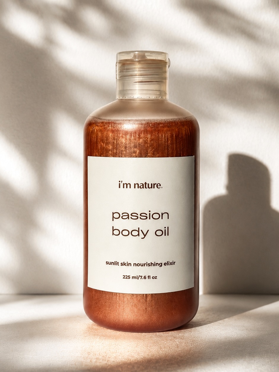 •BACK IN STOCK. passion body oil•
created for skin that wants more than a temporary shimmer 💫
while most body oils rely on synthetic fragrance, glitter-like shine, and heavy textures, passion was formulated as a true treatment body oil with a luminous finish
a blend of unique ingredients work together to restore the skin barrier, support elasticity, deeply nourish sun-exposed skin, and maintain long-lasting hydration without heaviness 🌱
the peach-gold glow comes from ethically sourced mica that melts into the skin naturally, never looking artificial or overly reflective ✨
the scent is entirely plant-derived; citrus peels, peach extract, rose, jasmine, rosemary, lavender, vetiver. warm, soft, herbaceous, intimate…
passion was designed as an exclusive seasonal ritual ⛱️
this is our interpretation of what luxury summer body care should feel like 🙌
back in stock for a limited time!