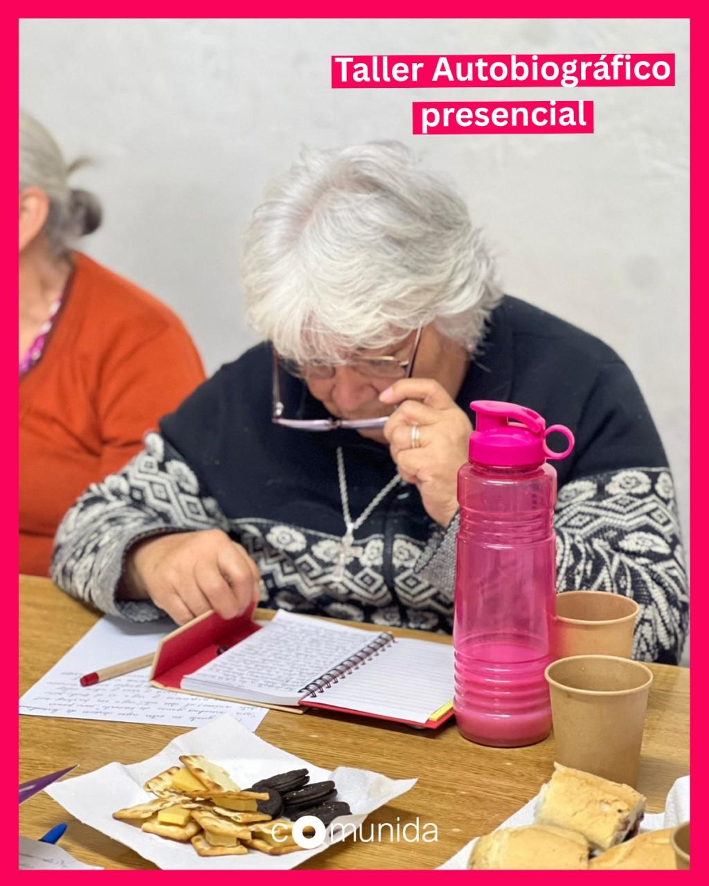 Somos más que solo quienes cuidan 🌿
Ayer, en nuestro taller autobiográfico, dejamos de lado por un momento las tareas del día a día para enfocarnos en quiénes somos detrás del rol de cuidadoras.
Fue un espacio para conectar con la memoria, el cansancio, la alegría y la transformación que implica cuidar a otro en algún momento de la vida. A través de la escritura, validamos nuestras experiencias y recordamos que nuestra historia personal es el cimiento de toda nuestra labor comunitaria. 🏘️✨
Agradecidas de haber compartido este “diario de vida” colectivo. Porque contar nuestra historia es el primer paso para reconocernos y seguir avanzando….