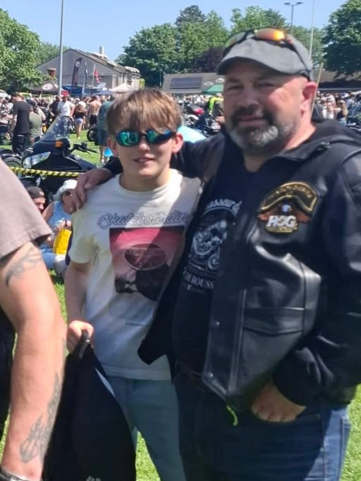 Great day supporting local bike event @bidefordbikeshow and opportunity to take Wee-G out on the back of Fat Bob! Stole one photo from Rick at @plymouth_hog_7861 #harleydavidsonmotorcycles @harleydavidson_uk @harleydavidson