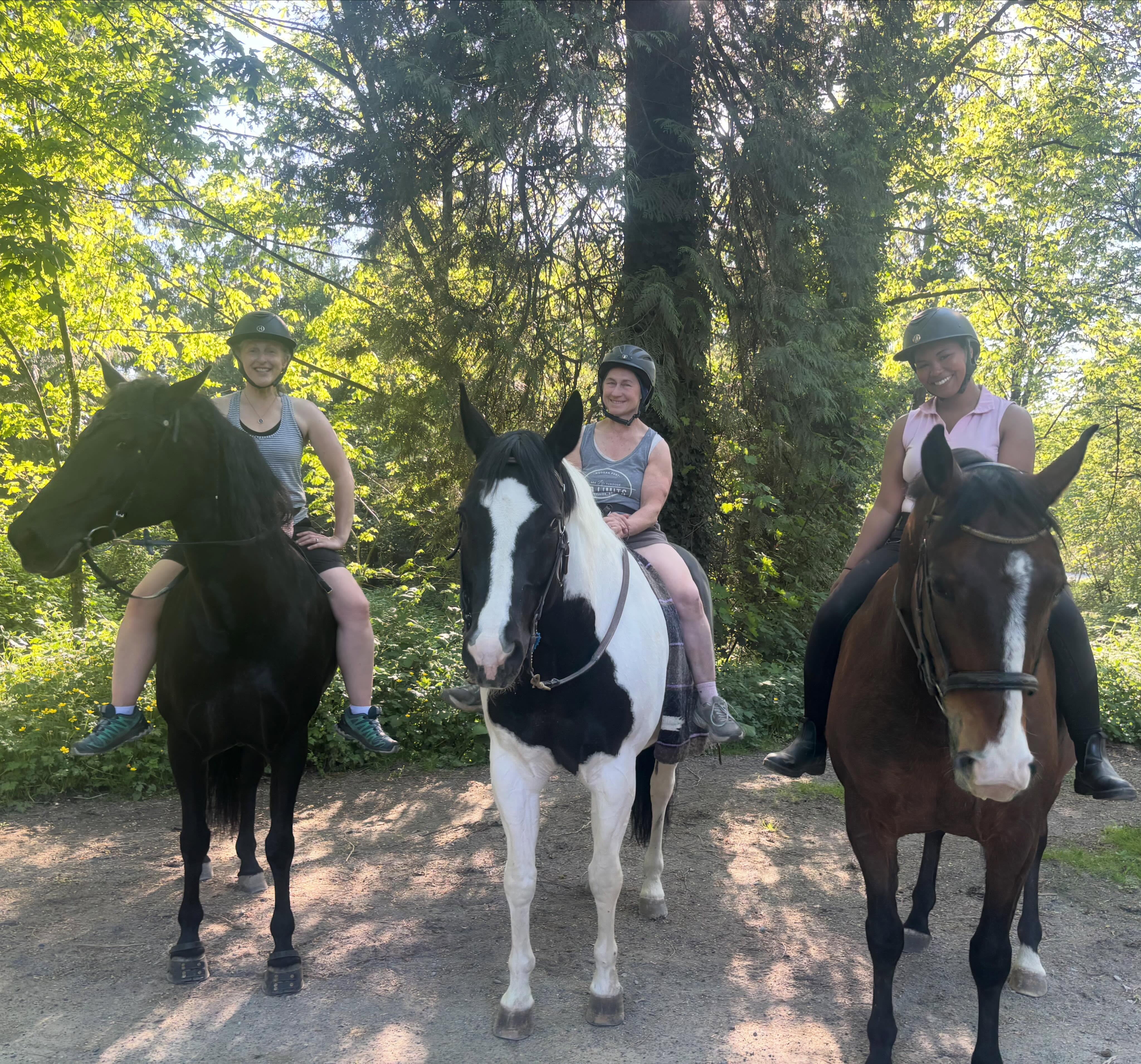 Sunny Sundays mean running to the barn and hopping on bareback to enjoy the beautiful trails with friends 💙🩷
#horsesinburnaby #squadgoals #horse #bareback
