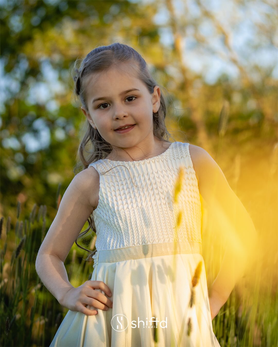 Sommige momenten hebben gewoon dat warme gouden randje dat je meteen voelt ☀️✨
In het veld, net voor zonsondergang, ontstaat er iets heel puur: licht dat zacht wordt en bewegingen die vanzelf komen!
📸 Tweede selectie uit de communieshoot van Céleste, in het zachte golden hour.
Wil jij ook spontane herinneringen laten vastleggen op zo’n rustige en echte manier? Stuur me gerust een berichtje.
#communie #communiefotografie #goldenhour #lifestylefotografie #shiftdstudio