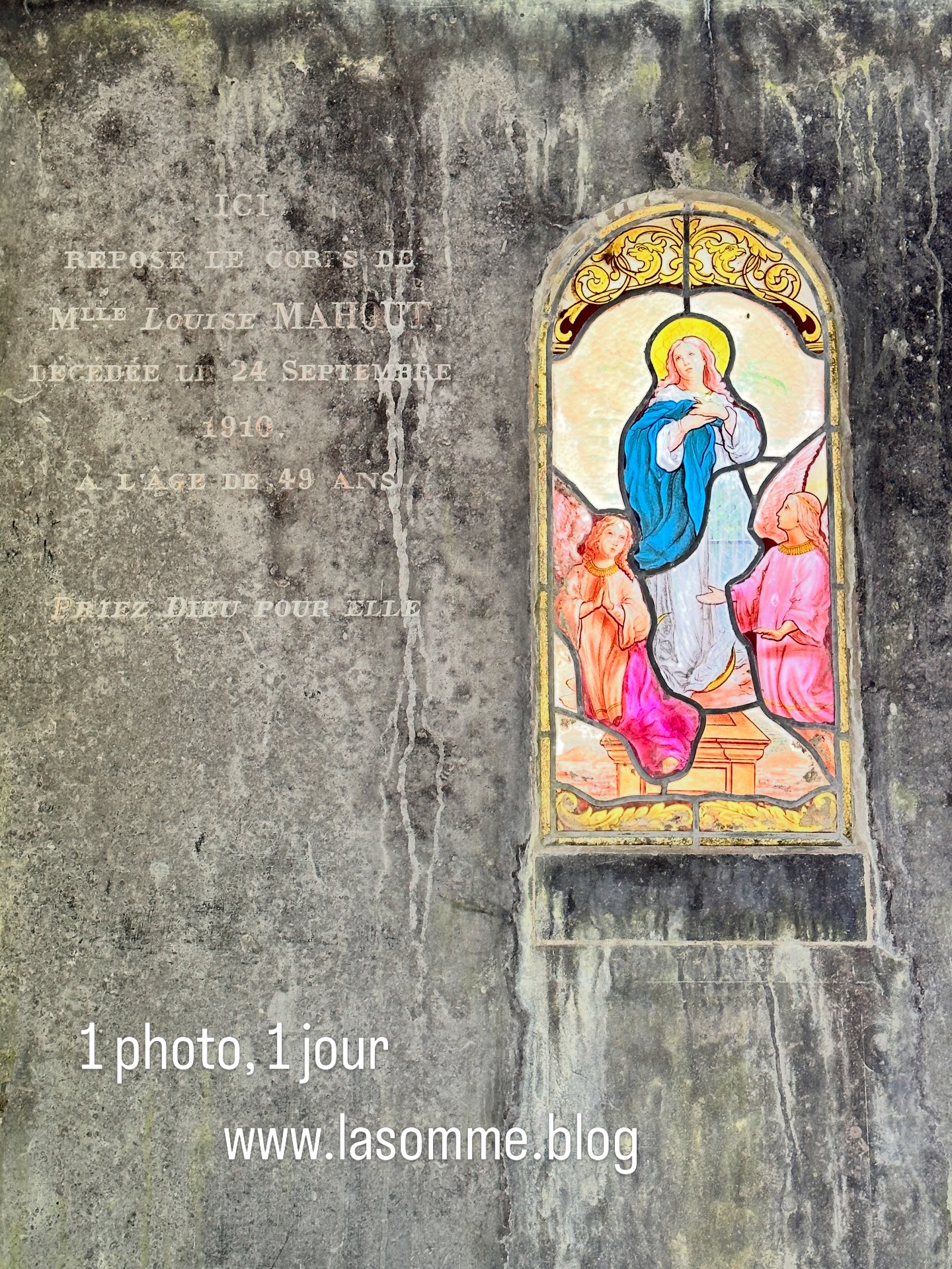 www.lasomme.blog Les couleurs de la vie s’imposent sur un souvenir diaphane. Le cimetière de la Madeleine, Amiens. 2e partie.