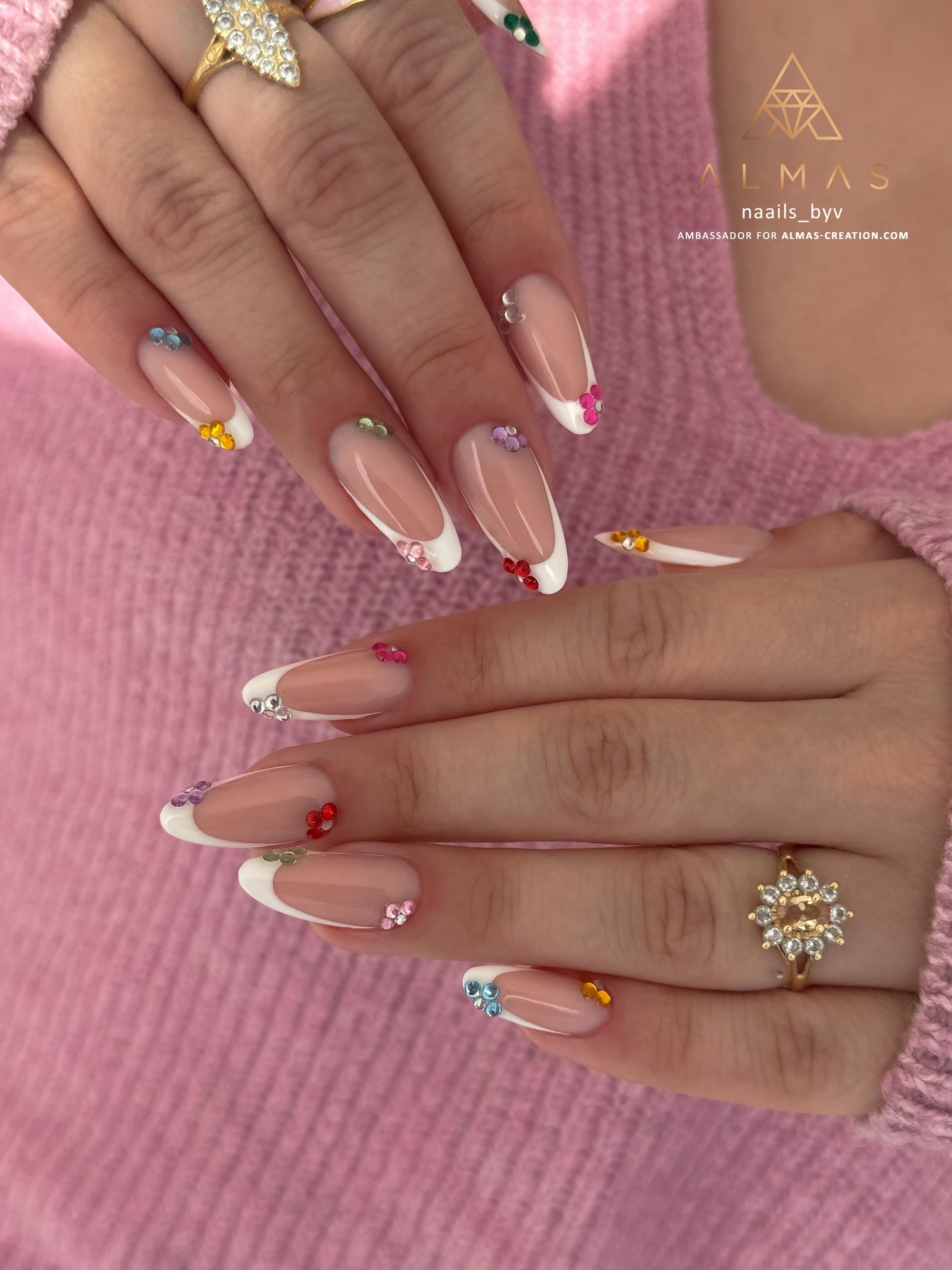 Et vous, quelle est votre référence de popit x-tensions favorite? ⬇️
Pour sa pose de forme amande, Valentine a utilisé la numéro 1. Reproduisez son travail avec le builder Nude Cover 1, le paint Snow White, les strass 3/5 et la finition Diamond Top Coat. 💎
#almondnailsdesigns #strassnails #almondnailshape #ongleries #onglerie
