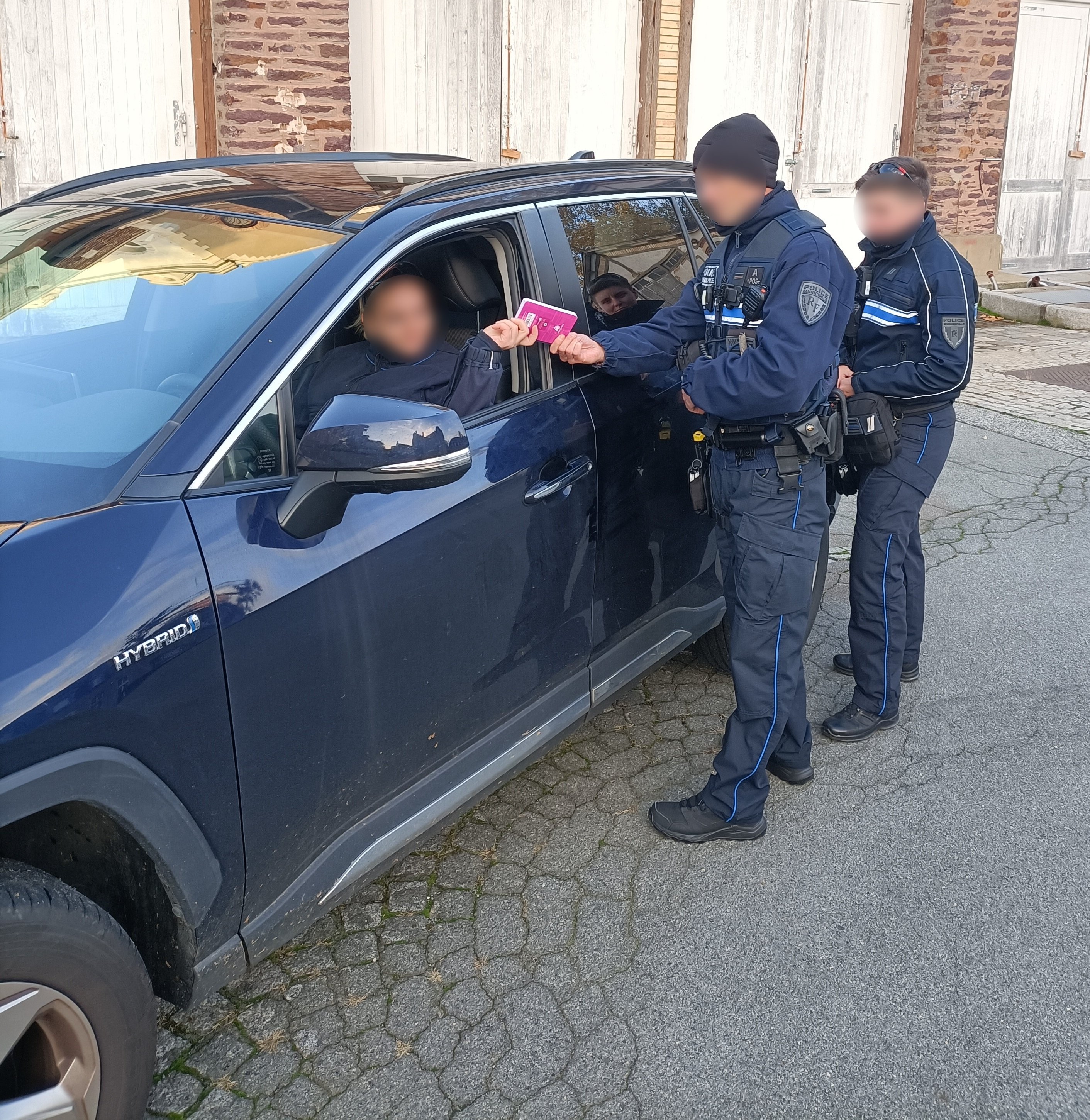 Sécurité – Évaluations finales des Formations Initiales de Police Municipale
Au-delà des connaissances réglementaires, les évaluations doivent permettre d’observer les capacités d’analyse, la posture professionnelle et la gestion des situations sensibles.
Dans le cadre des FIAPM organisées par le @CNFPT (Centre national de la fonction publique territoriale), les stagiaires sont confrontés à des scénarios immersifs reproduisant des interventions réalistes.
En qualité de référent relationnels, les psychologues de GCR Organisation interviennent au sein des comités pédagogiques auprès des référents professionnels et techniques.
Les évaluations reposent sur des mises en situation professionnelles avec des comédiens, dans une logique APC (Approche Par Compétences).
Gestion d’un conflit, intervention face à un public agressif, communication opérationnelle, posture et prise de décision : chaque scénario permet d’évaluer les compétences réellement mobilisées sur le terrain.
Merci au @CNFPT (Centre national de la fonction publique territoriale) pour sa confiance et aux stagiaires pour leur engagement lors de ces évaluations immersives au service de la professionnalisation des policiers municipaux.
#FIAPM #PoliceMunicipale #CNFPT #APC #MiseEnSituation #FormationSécurité #JuryProfessionnel #PublicAgressif #PédagogieInnovante #GCRorganisation