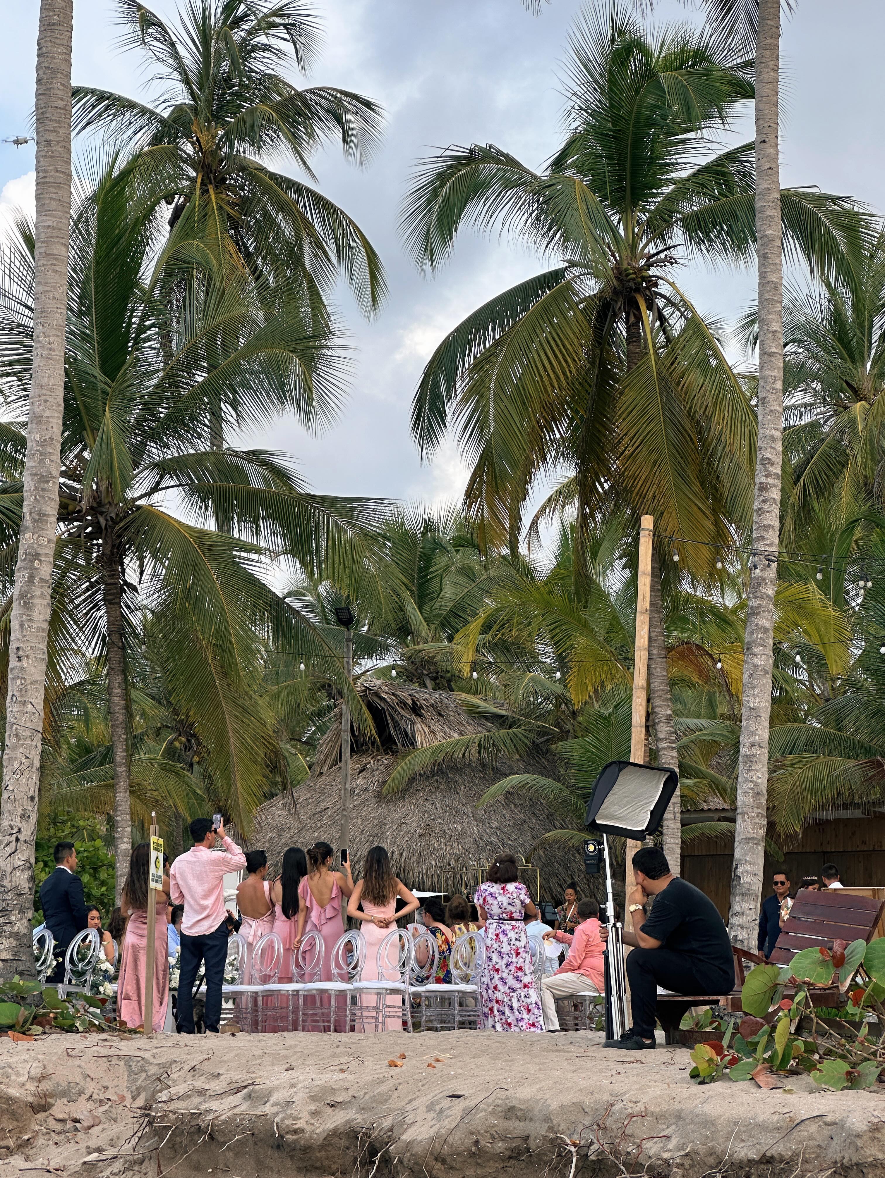 ❤️🥀Una preciosa boda en la playa que presenciamos una tarde en Palomino.
❤️🥀A beautiful beach wedding encountered one afternoon in Palomino.
#palominoguajira #bodaenlaplaya #beachwedding