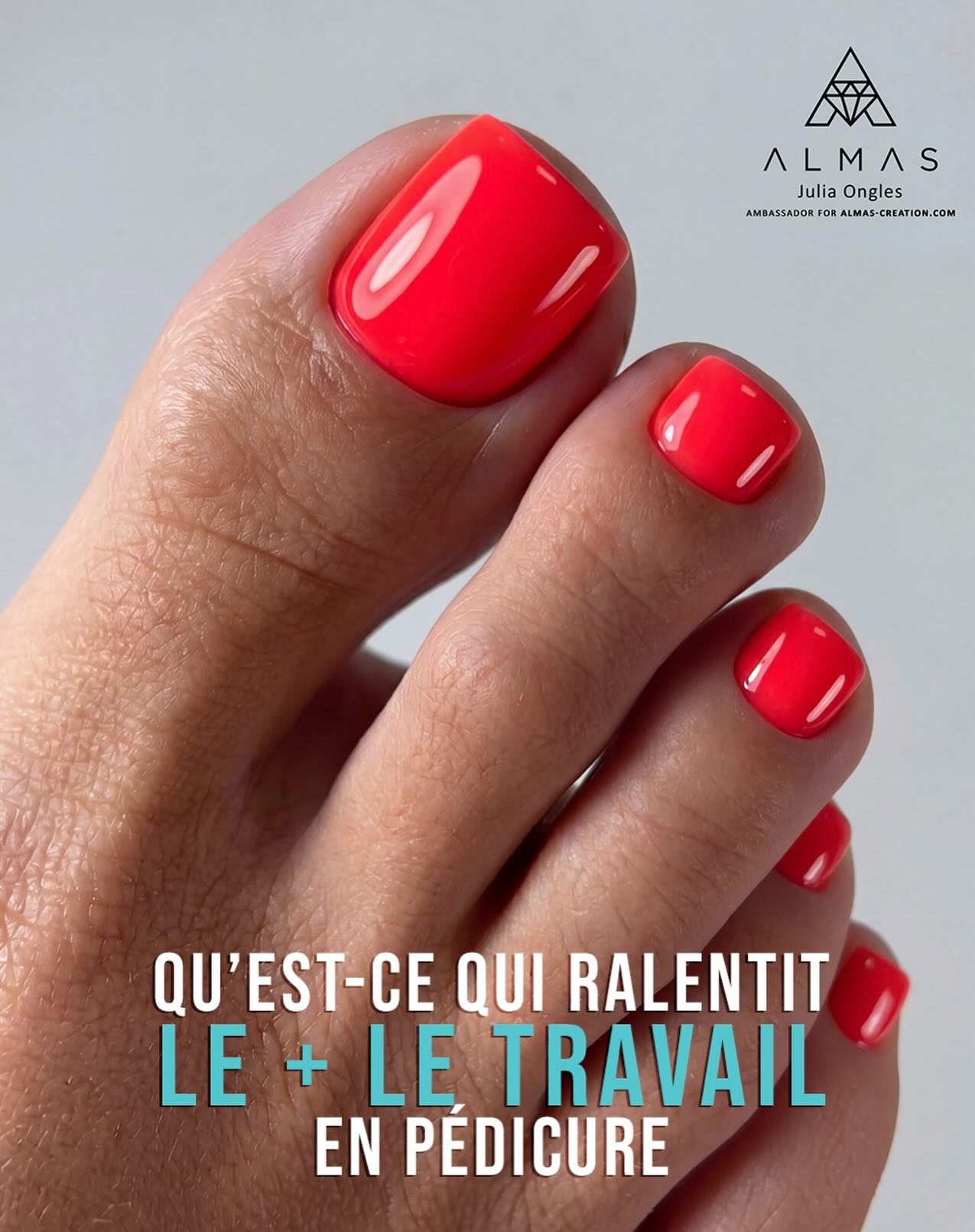 Parfois, le problème ne vient pas de la technique, mais d’un système de travail trop chargé. Trop de produits, d’instruments et d’étapes inutiles ne rendent pas la pédicure meilleure! ☺️
1️⃣ Utilisation de produits inadaptés ou non maîtrisés :
Les teintes semi-transparentes, les produits instables sur les pieds et les matériaux que le professionnel ne maîtrise pas créent des difficultés supplémentaires.
✔️ Plus le matériau est stable et facile à contrôler, plus le résultat est propre et régulier.
2️⃣ Trop d’instruments :
Multiplier les références d’embouts « au cas où », changer constamment d’outils par sécurité… voilà une méthodologie qui n’accélèrera généralement pas le travail.
✔️ En pédicure, ce qui compte le plus, c’est l’organisation et le contrôle, pas la quantité.
3️⃣ Revenir constamment sur les mêmes étapes :
« Encore une petite correction! », « Encore un passage… », « oh, encore un peu de matière! »… C’est souvent ce qui ralentit le travail et impacte la netteté du résultat.
✔️ Une bonne technique permet d’effectuer chaque étape avec précision, sans corrections permanentes. La pédicure a ses spécificités : se former et s’entraîner est évidemment la clef d’une prestation assurée avec brio.
✨ Plus le système de travail est simple :
• plus le processus est rapide,
• plus le résultat est propre,
• plus le travail est confortable pour le professionnel.
Et vous, qu’est-ce qui gêne le plus la rapidité et l’organisation de votre travail? 👇🏻
#pedicure #pédicure #onglesengel #onglesgel #ongleries