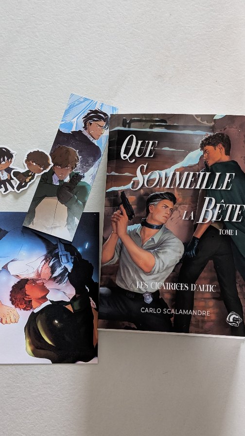 Aujourd'hui j'ai reçu « Les Cicatrices d'Altic, Tome 1 : Que sommeille la Bête » publié chez @consequences_editions !
✨ Résumé ✨
Qui s'approche trop de la Bête risque les crocs. L'inspecteur Céréus Cendre n’a qu’une manière d’éviter la prison et regagner la confiance de sa hiérarchie : attraper l’assassin responsable des meurtres visant les aristocrates de la cité-état d’Altic, en pleine reconstruction après une révolution brutale. C’est sa dernière chance, et il le sait bien. Il est l’hôte de la Bête de l’Hiver, une créature ancestrale et immortelle qu’une secte a enfermée en lui et le gouvernement le préfèrerait définitivement muselé aux oubliettes. L'enquête patine et la procureure refuse de l’envoyer en solitaire sur cette mission ; Céréus est alors forcé à travailler étroitement avec un inconnu. Le problème ? Le détective qu’on lui colle entre les pattes le connaît. Intimement. Ils ont le malheur d’avoir passé une nuit ensemble, une nuit de lâcher-prise comme Céréus ne s’en octroie... jamais. Alors quand des sentiments viennent inévitablement troubler l’enquête, Céréus s’inquiète. Pour qui doit-il se battre ? Lui-même, et sa liberté ? La justice, et un peuple qui pourtant le méprise ? Ou bien Khalil Lyer et toutes les promesses qui semblent logées dans ses yeux d’ambre ?
Alors ça vous tente ? ♥️
#unboxing #bookstagram #sortielittéraire #passionlecture #booklover