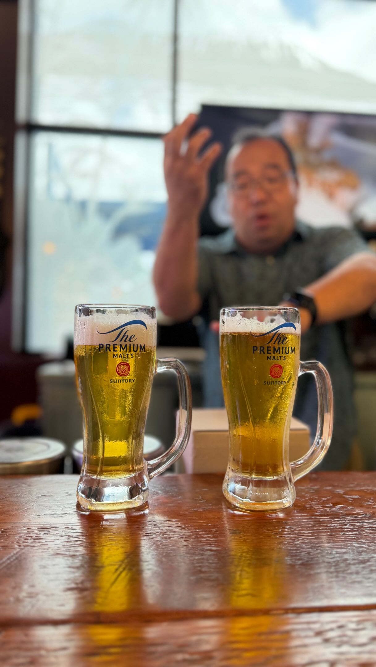 Mahalo to Suntory and Cherry CO’s Grant for coming in to train the staff on correctly pouring the Suntory Divine/God Foam!
#unclesfmbarandgrill #pearlridgemall #barsofhawaii #suntorythepremiummalts #beerknowledge