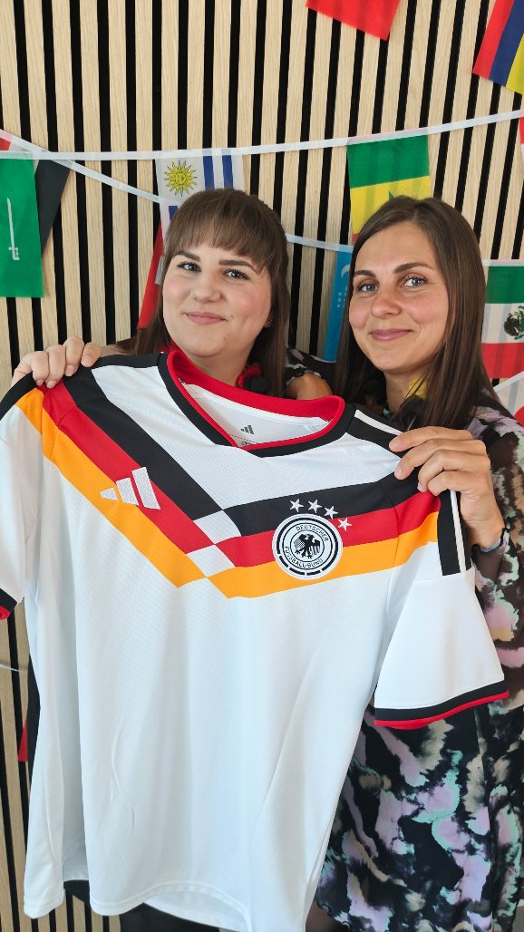🇩🇪 GEWINNSPIEL 🇩🇪
Die Fußball-Weltmeisterschaft 2026 beginnt in wenigen Wochen und die Vorfreude darauf steigt bei uns schon jetzt ins Unermessliche. 🥳
Deshalb verlosen wir hier auf Instagram ein originales DFB-Heimtrikot in deiner Wunschgröße.
So landest du im Lostopf:
➡️ Folge @gittfried_karlsfeld
➡️ Markiere deinen Fußball-Buddy
➡️ Nenne uns die gewünschte Größe des Trikots
✨ Wer das Reel in der Story postet und uns dort verlinkt, steigert die Gewinnchancen.
Teilnahmeschluss ist am Montag, den 25. Mai 2026 um 23:59 Uhr.
Der/Die Gewinner/in wird einen Tag später nach dem Zufallsprinzip von uns ausgelost und von diesem Account per DM benachrichtigt.
📌 Teilnehmer müssen mindestens 18 Jahre alt sein.
📌 Das Trikot muss bei uns in Karlsfeld abgeholt werden.
Das Gewinnspiel steht in keiner Verbindung zu Instagram und wird weder von Instagram gesponsert, unterstützt noch organisiert.
#gewinnspiel #wm2026 #deutschland #trikot