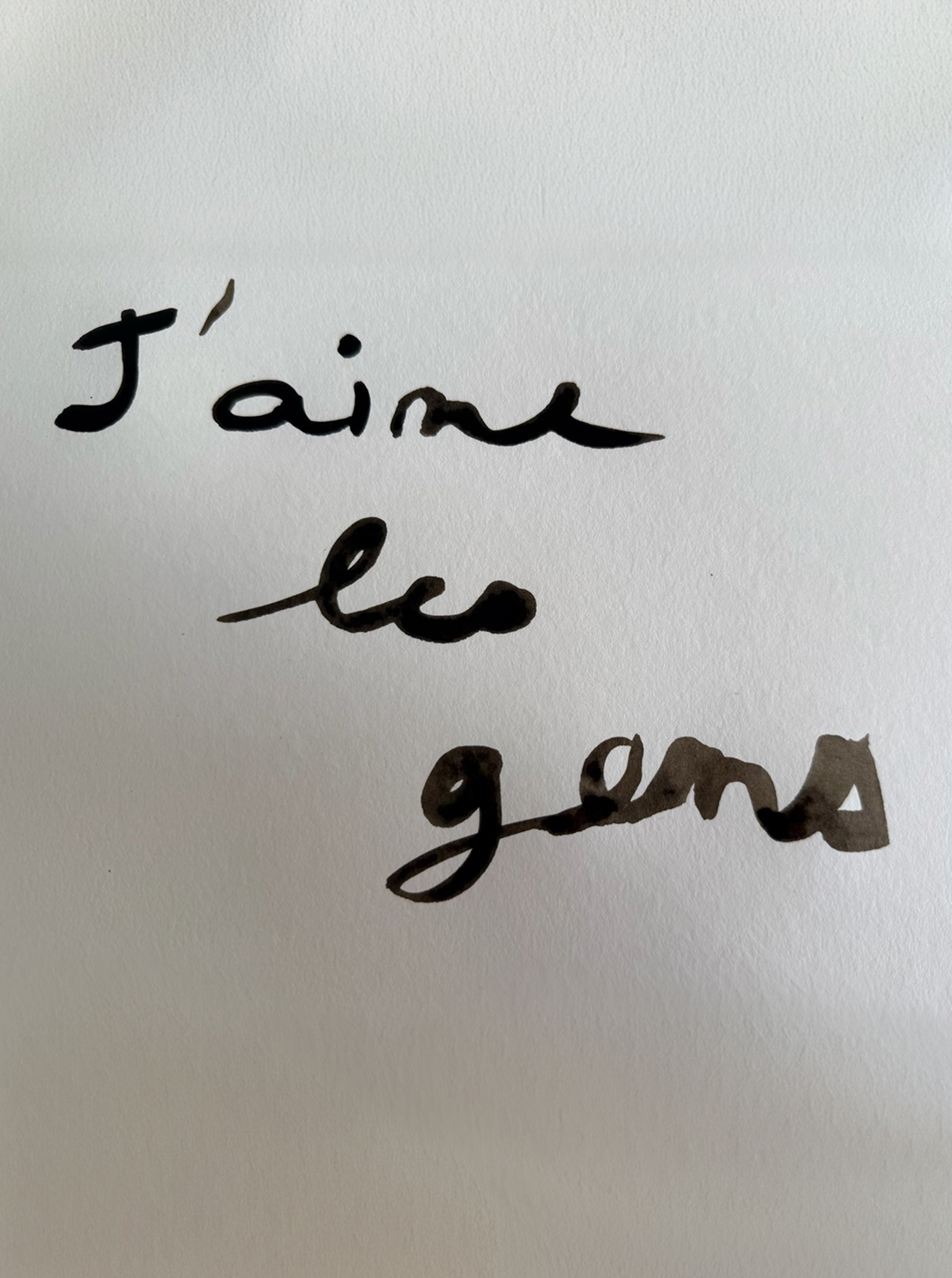 Devant une œuvre, quelque chose se passe avant même qu’on comprenne quoi.
Ce n’est pas un jugement. C’est une sensation.
Une façon d’être traversé par ce qu’on regarde.
C’est cette rencontre que je cherche dans mon travail.