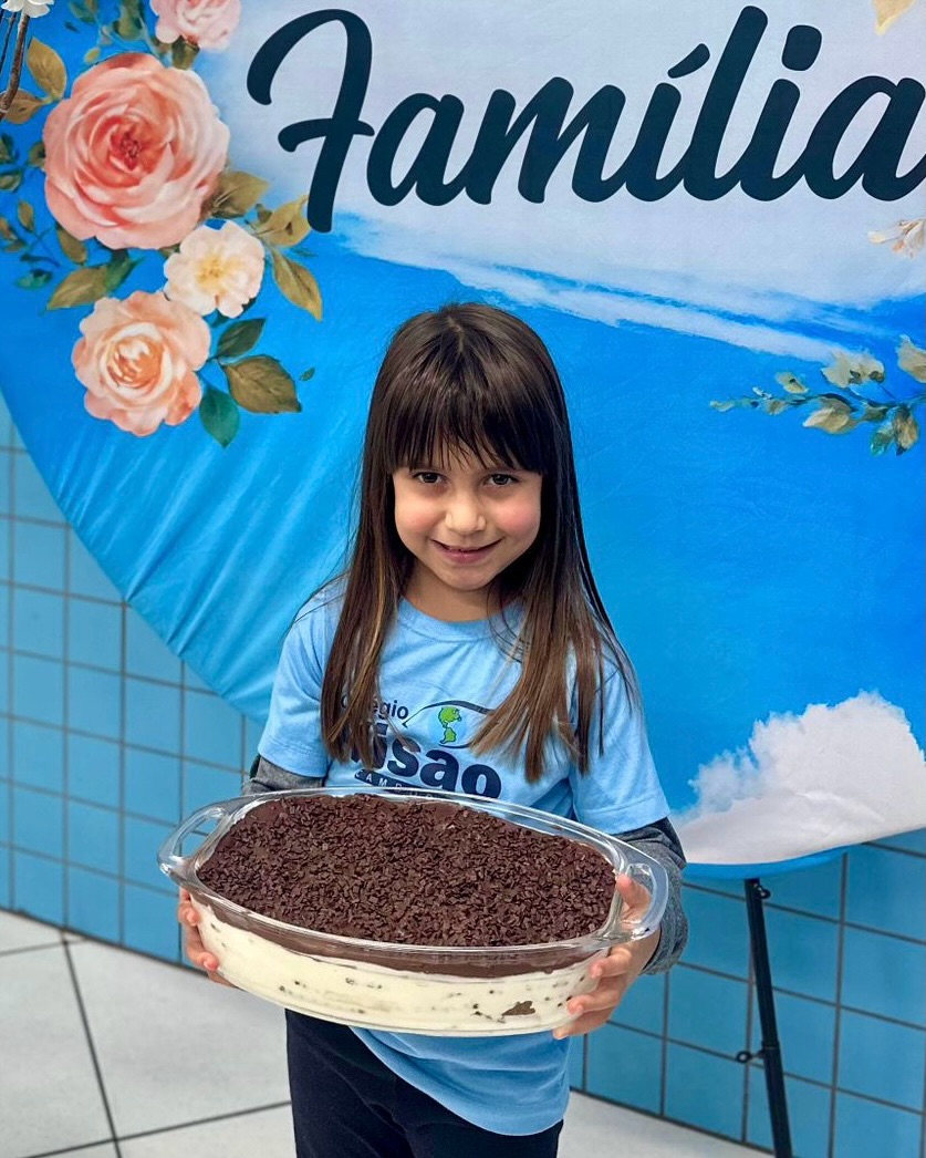 Vivemos uma tarde afetiva muito especial em comemoração ao Dia da Família! 👨👩👧👦💙✨
Com muito carinho, os alunos prepararam junto de suas famílias pratos cheios de sabores, histórias e memórias afetivas para compartilhar na escola.
O momento foi marcado por união, partilha e fortalecimento dos vínculos, mostrando como a participação da família torna cada experiência ainda mais significativa no desenvolvimento das crianças! 👧🏻👏🏼
#colégiovisãocamboriú #colégio #escola #educaçaoinfantil #diadafamilia