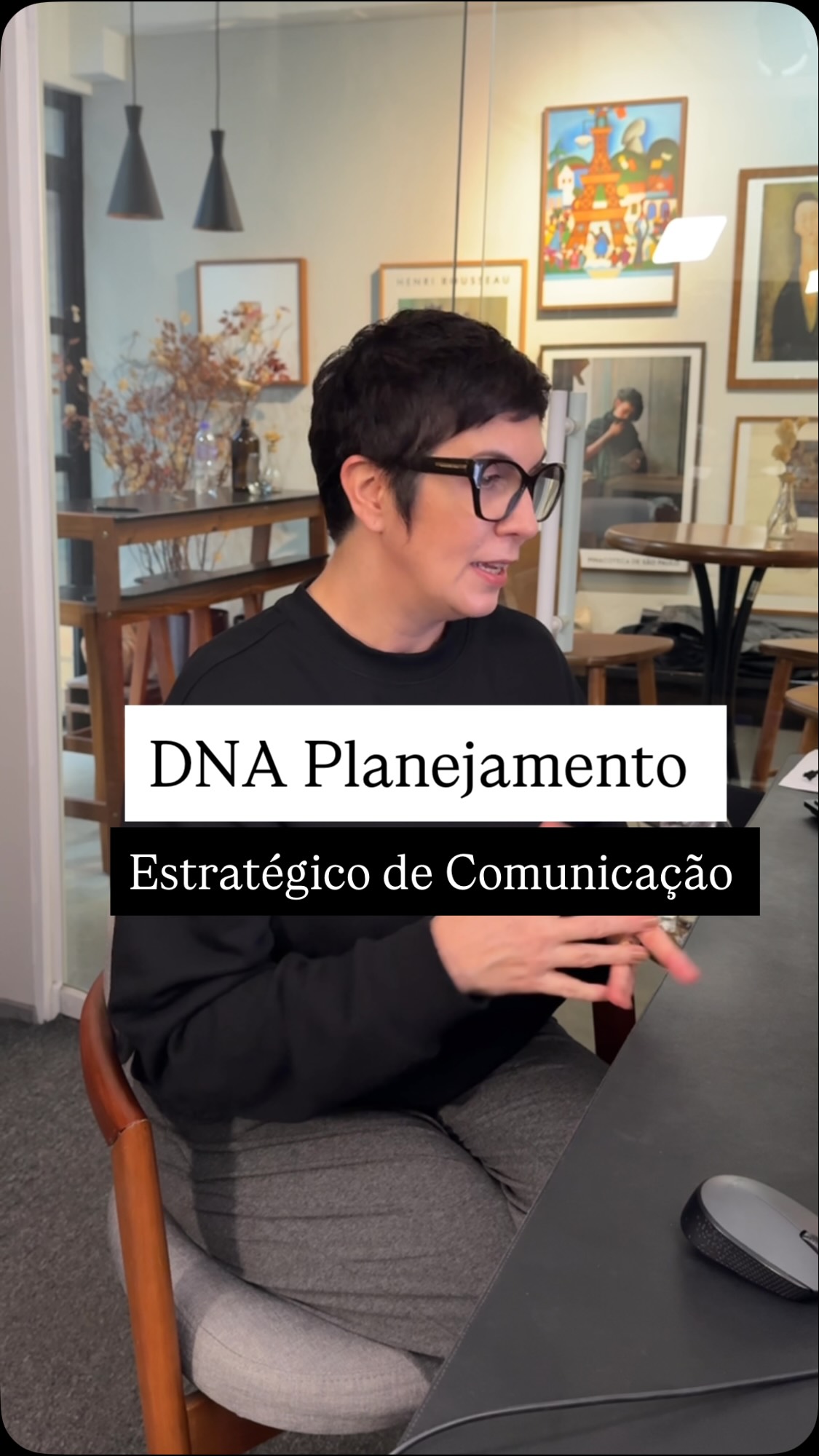 Deixa eu te contar algo que muita gente não percebe.
Você pode estar criando muito conteúdo e ainda assim não estar se posicionando.
Porque criação de conteúdo e posicionamento não são a mesma coisa.
Conteúdo é o que você posta. É a parte visível. Posicionamento é a base que sustenta tudo isso.
Muita gente começa com um calendário de postagens. Segue templates prontos. Copia o que viu funcionar para outras pessoas. E aí fica frustrada porque nada funciona.
Mas sabe por quê? Porque sem uma base estratégica clara, você está apenas gerando ruído. Você não está se posicionando de verdade.
Posicionamento começa muito antes do primeiro post. Começa quando você faz um diagnóstico honesto do seu momento atual. Quando você define com clareza quais são seus objetivos de negócio. Quando você entende profundamente quem é seu cliente ideal, não só a idade, o gênero, mas o contexto dele, as dores reais, o que ele sente, o que ele pensa, em que nível de consciência ele está.
Posicionamento é quando você define seus territórios de marca. Os assuntos que você realmente domina. Em que você tem autoridade para falar. O que diferencia sua visão.
Sem isso, um calendário de postagens não vai salvar você.
Porque você acaba apenas copiando o que os outros fazem. Em vez de se posicionar com base na sua própria trajetória e no valor real que você entrega.
Então aqui está o convite: antes de criar conteúdo, crie posicionamento, entenda seu DNA de marca.
