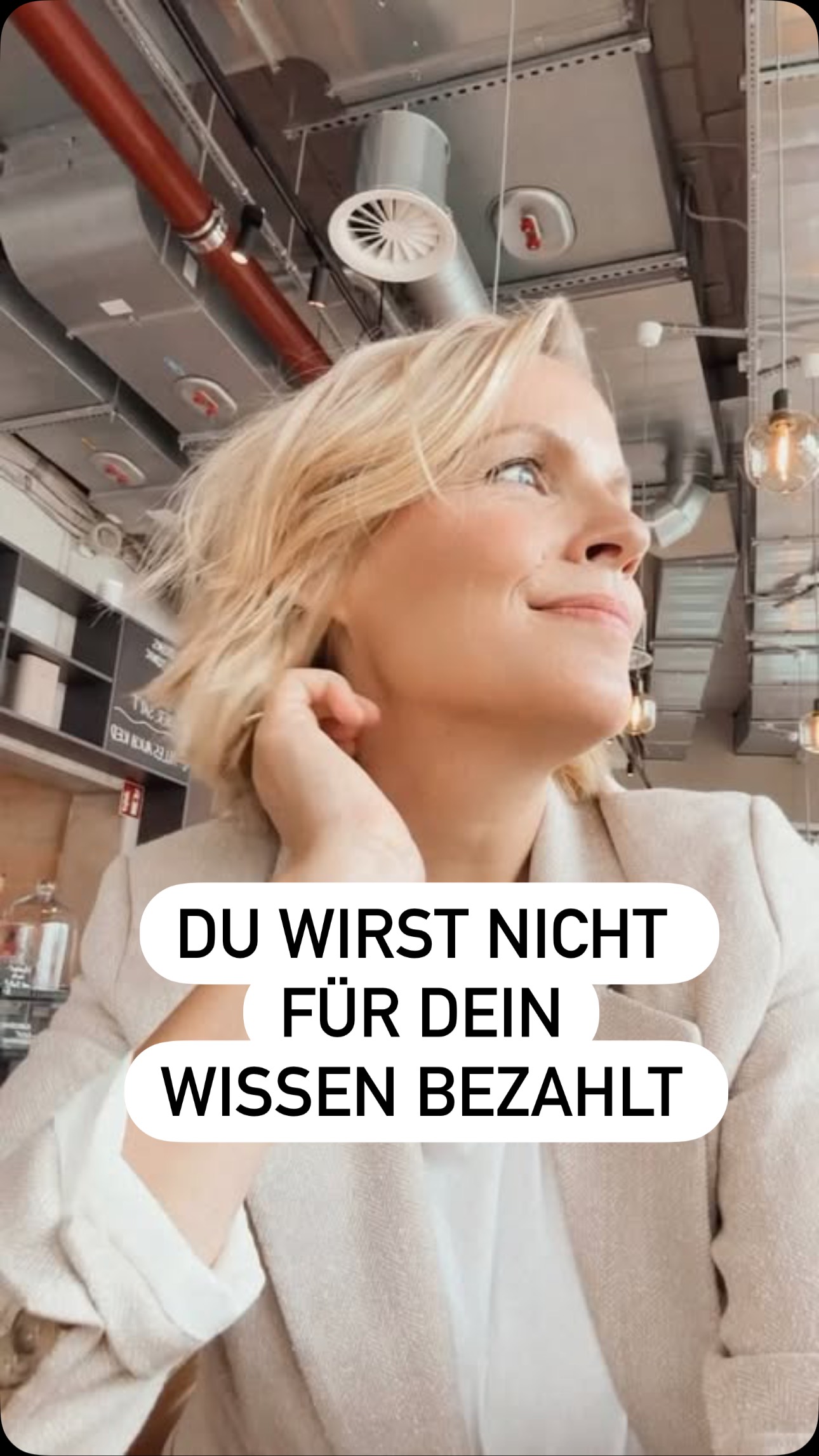 Lange habe ich gedacht, ich brauche noch eine Ausbildung. Vielleicht noch ein Zertifikat. Irgendwas, das mich endlich zur Expertin macht.
Und dann saß eine Frau in meinem Erstgespräch und meinte: „Ich hab so viele Mentorinnen gehört. Aber bei dir ist das was anderes. Du warst selbst da.”
Du warst selbst da.
Nicht „du hast Bücher gelesen”. Nicht „du hast die richtige Methode”. Sondern: du warst selbst da.
Ich saß noch eine ganze Weile mit diesem Satz da.
Weil mir was klar geworden ist, was ich vorher schon irgendwie wusste, aber nie so deutlich:
Menschen zahlen nicht für dein Wissen.
Sie zahlen dafür, dass du die Frage, die sie sich gerade stellen, vor ein paar Jahren auch hattest. Und irgendwie eine Antwort gefunden hast.
Was hast du erlebt, das du heute weitergeben könntest?
#personalbranding #businessmentor #soulbusiness #selbstständigfrauen #lottalaabs shineyourlight