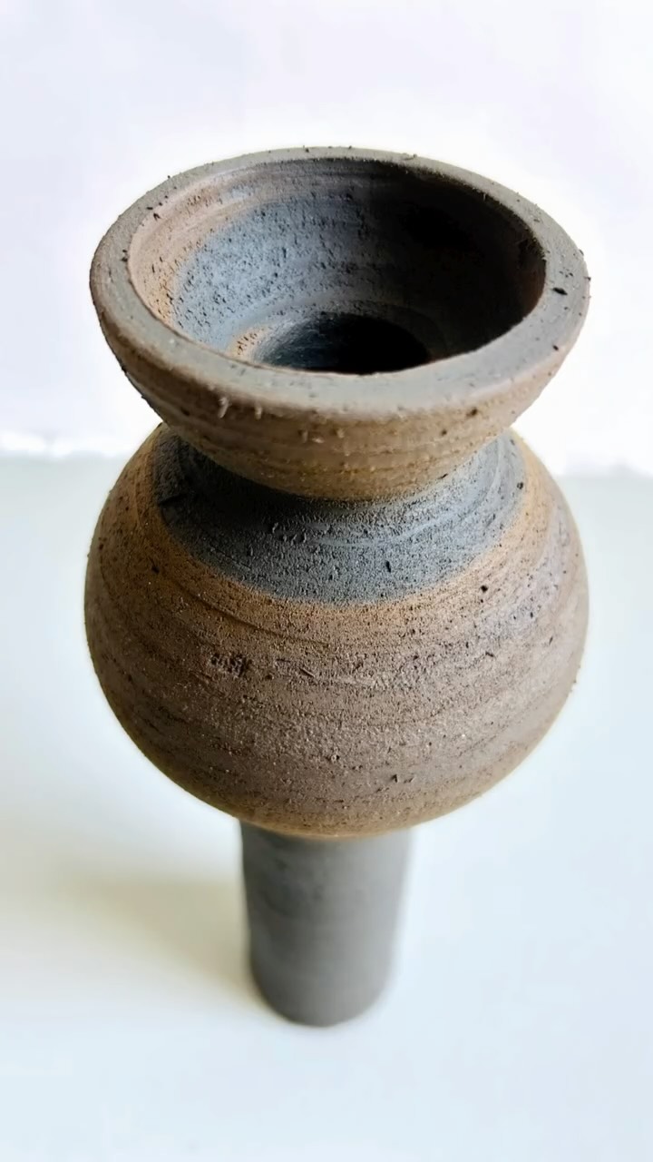 An den unterschiedlichsten Orten sammle ich meine Ton- und Erdarten selbst, zerkleinere, wasche und mische sie von Hand.
Danach beginnt ein langer Prozess des Testens: Wie verhält sich die Erde? Was steckt in ihrer Zusammensetzung? Wie verändert sie sich durch Temperatur und Sauerstoff?
Ergänzt werden die Erden mit Fundmaterialien aus ihrer direkten Umgebung. Gecrushtes Glas, Porzellan oder Ziegel bekommen so ein zweites Leben und werden Teil der Objekte und ihrer Geschichte.
Und selbst nach dem Brand ist die Arbeit oft noch nicht vorbei.
Da sich meine Objekte bei hohen Temperaturen stark bewegen können, braucht es manchmal noch kleine Korrekturen.
Wie schön, Nachbarn mit tollen Maschinen, viel Gefühl und helfenden Händen zu haben.
Danke Tom (@ms.altona) für deine Hilfe 🤍
·
At various places, I collect my own clays and earths, crushing, washing, and blending them by hand.
Then begins a long process of testing: How does the earth behave? What is hidden in its composition? How does it change through temperature and oxygen?
The clays are enriched with found materials from their immediate surroundings. Crushed glass, porcelain, or brick are given a second life, becoming part of the objects and their story.
And even after firing, the work is often not finished.
As my objects can shift significantly at high temperatures, small adjustments are sometimes still needed.
How beautiful it is to have neighbors with great machines, a sensitive touch, and helping hands.
Thank you, Tom (@ms.altona), for your support.
#nachbarschaft
#studiolife
#wildclay