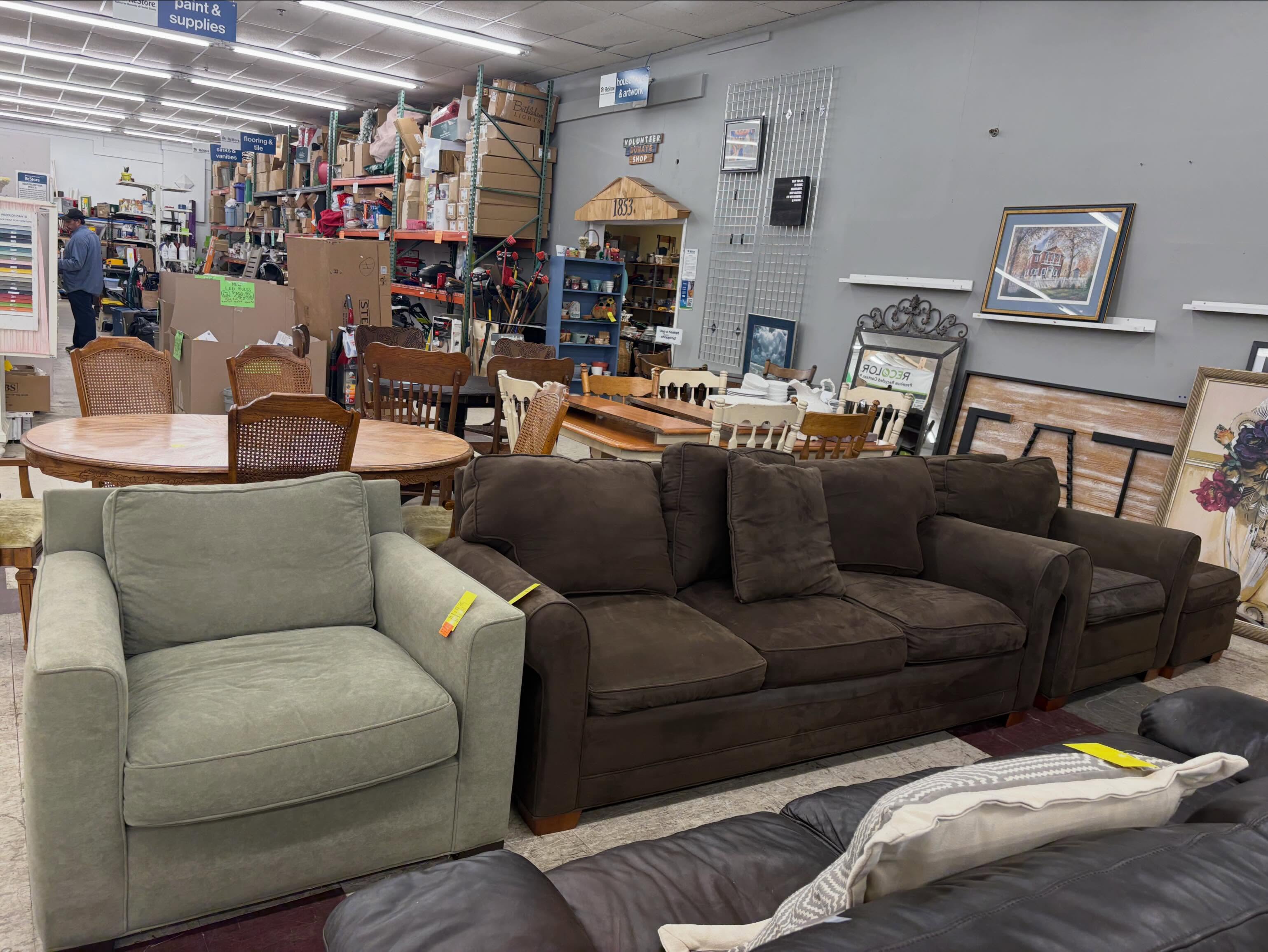🇺🇸 it's Friday
Let's take 50% off all upholstered and wooden Furniture!!! We are closed Saturday... so get your fix in!!!
This sale does not include outdoor furniture!!!
#shoplocal