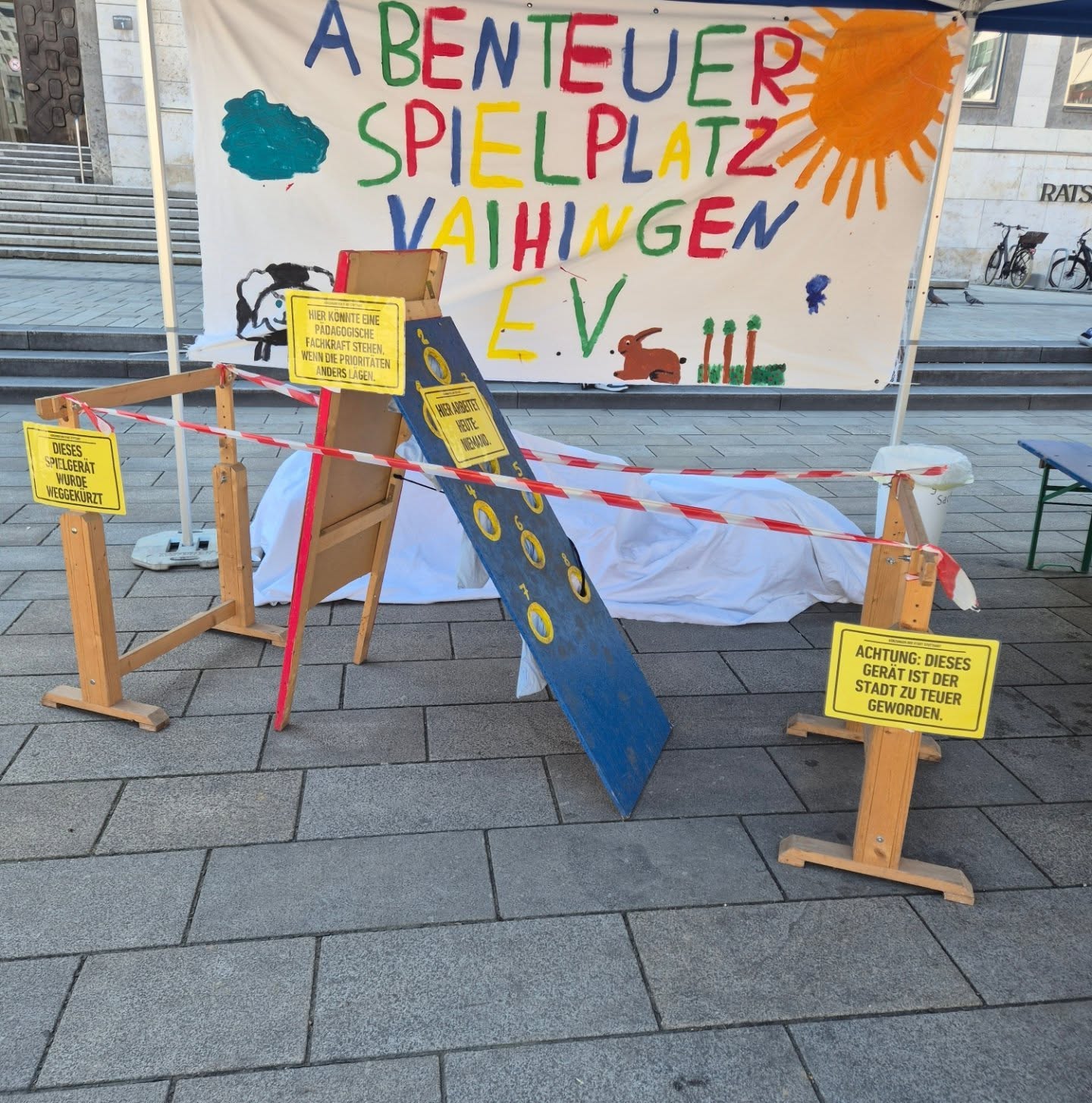 Abenteuerfarmfest am Stuttgarter Rathaus! 🌿 Wir waren heute vor Ort , nicht nur für strahlende Kinderaugen, sondern auch mit einer klaren Botschaft: Es darf keiner weiteren Kürzungen geben ☝️💬 #abenteuerfarmfest #abenteuerspielplatz #stuttgart #vaihingen #rathausstuttgart