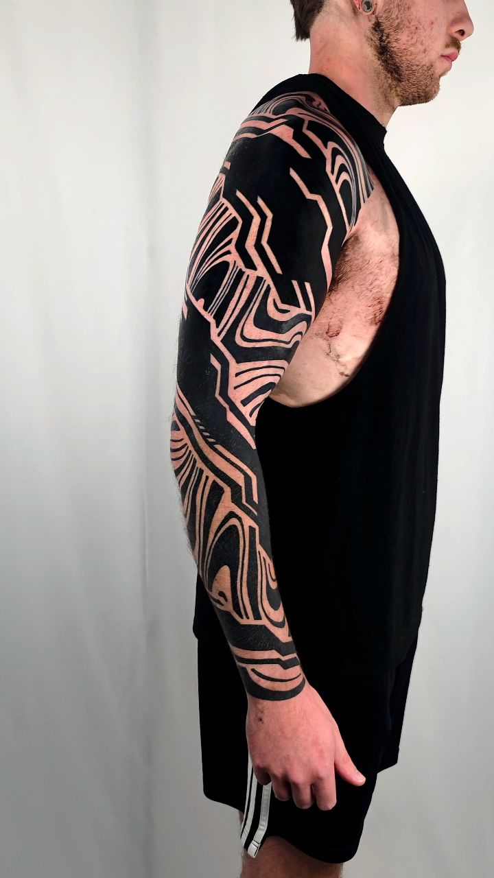 Half healed half fresh work in progress cyberpunk tattoo sleeve. Next gray shading behind the Suminagashi pattern.
Done at Future Ink @futureink.co Oakland California bay area
.
.
.
.
.
#bayareatattoo #californiatattoo #oaklandtattoos #heavyblackworktattoo #cyberpunktattoo
