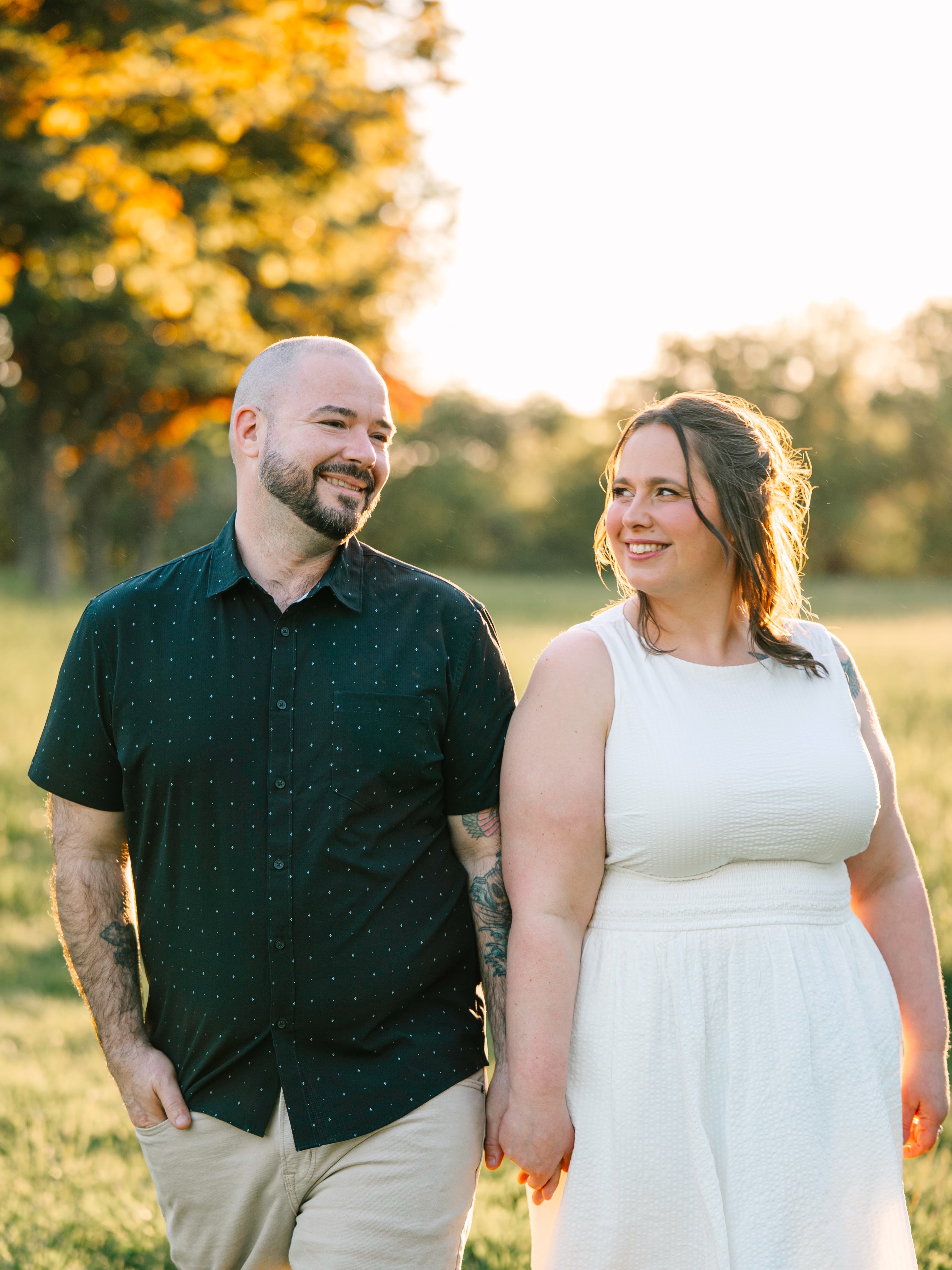 One week it’s 60°.
Then 80°.
Then suddenly we’re all fighting for survival in 90° weather. 😅
The forecast may be unpredictable, but your engagement photos don’t have to be. We adapt, we pivot, we find the light, and somehow New England still gives us the dreamiest backdrops anyway ✨