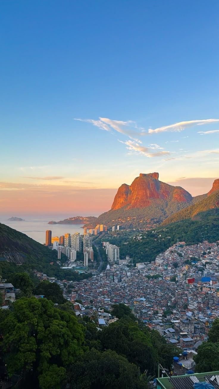 Experiences like this are not meant to be explored alone or without context.
👉🏻 Choosing the right local guide, understanding the dynamics of the community, and approaching it with respect makes all the difference in how meaningful the experience becomes.
For travelers who want to go deeper into Rio de Janeiro, this is one of those moments that can shift perspective.
🇧🇷 If you'd like to include this in your itinerary, I can help you. Click the link in my bio for more information.
#Rocinha #RiodeJaneiro #Brazil #VisitBrazil