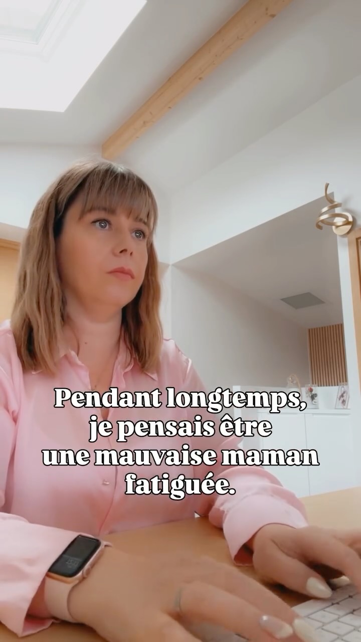 Pendant longtemps, je pensais être une mauvaise maman fatiguée.
En réalité, j’étais surtout une maman épuisée par la charge mentale, les matins compliqués, le manque d’idées sans écran et cette impression de ne jamais vraiment souffler.
Alors j’ai commencé à créer un quotidien plus doux à travers des activités simples, des moments sans écran et surtout plus de lien avec mes enfants 🤍
Aujourd’hui, déjà plus d’une centaine de familles ont commencé la méthode zéro écran ✨
Une méthode pensée pour les parents fatigués qui veulent retrouver des moments simples avec leurs enfants, loin des écrans.
Je sauve tes mercredis, tes week-ends, tes vacances… mais surtout ta patience 🤍
Je pense que beaucoup plus de parents vivent ça en silence qu’on ne l’imagine…
Dis-moi en commentaire si toi aussi tu t’es déjà sentie épuisée mentalement 🤍
#activiteenfant #methodezeroecran #parentalite #activitesensorielle #montessori