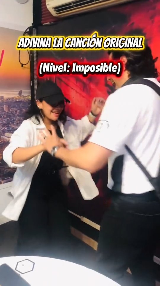 El cuerpo: —Oye, ya es viernes, relájate. > Mi última neurona 11:00 AM: 👇💃🔥
Definitivamente nuestros equipo tienen un cortocircuito en el ritmo, ¡pero el intento no se los quita nadie! 🤣 Si logras adivinar la canción original, te ganas un pase directo a bailar con ellos (bajo tu propio riesgo 🚑).
Dinos la respuesta aquí abajo... ¡No vale hacer trampa ...
porque ni élllo sabe qué pasó aquí! ❌📱
#CortocircuitoMusical #RadioHumor #AdivinaSiPuedes #GenteLoca #LaMovida1023