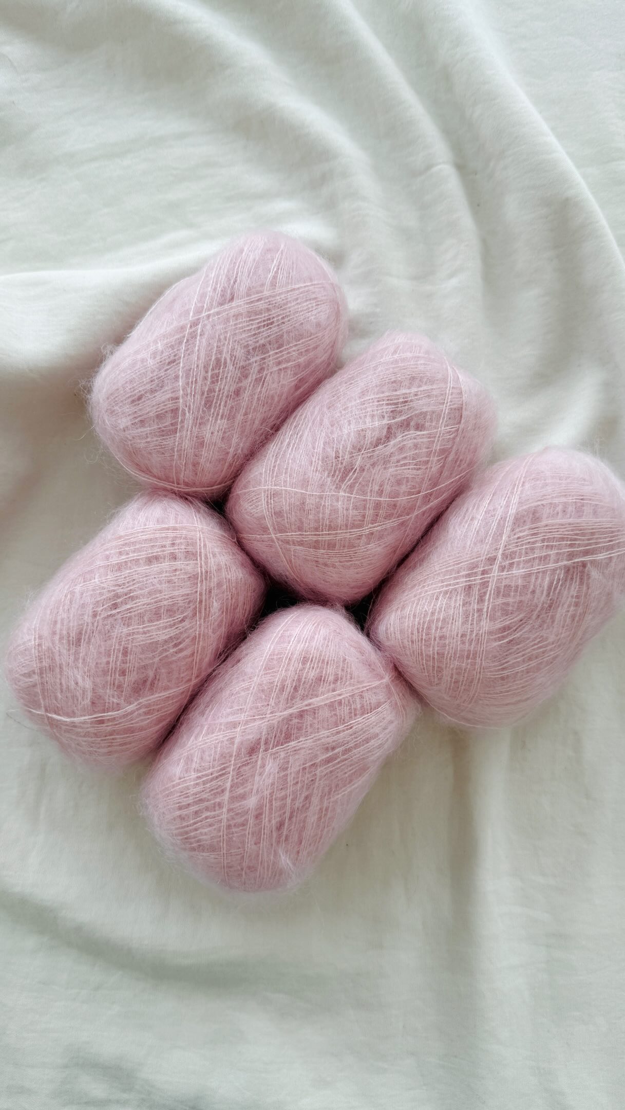 The magic of a new idea, the perfect yarn and the first stitches on the knitting needles 🥰😍 Cannot imagine a better start into the weekend 🔥
.
.
.
Pattern in progress by me
.
Yarn: Arwetta in the shade Ballerina and Tilia in the shade Sakura by @filcolana
.
Advertising
.
#knitting #stricken #strickenmachtglücklich #knitknitknit #ronicardigan