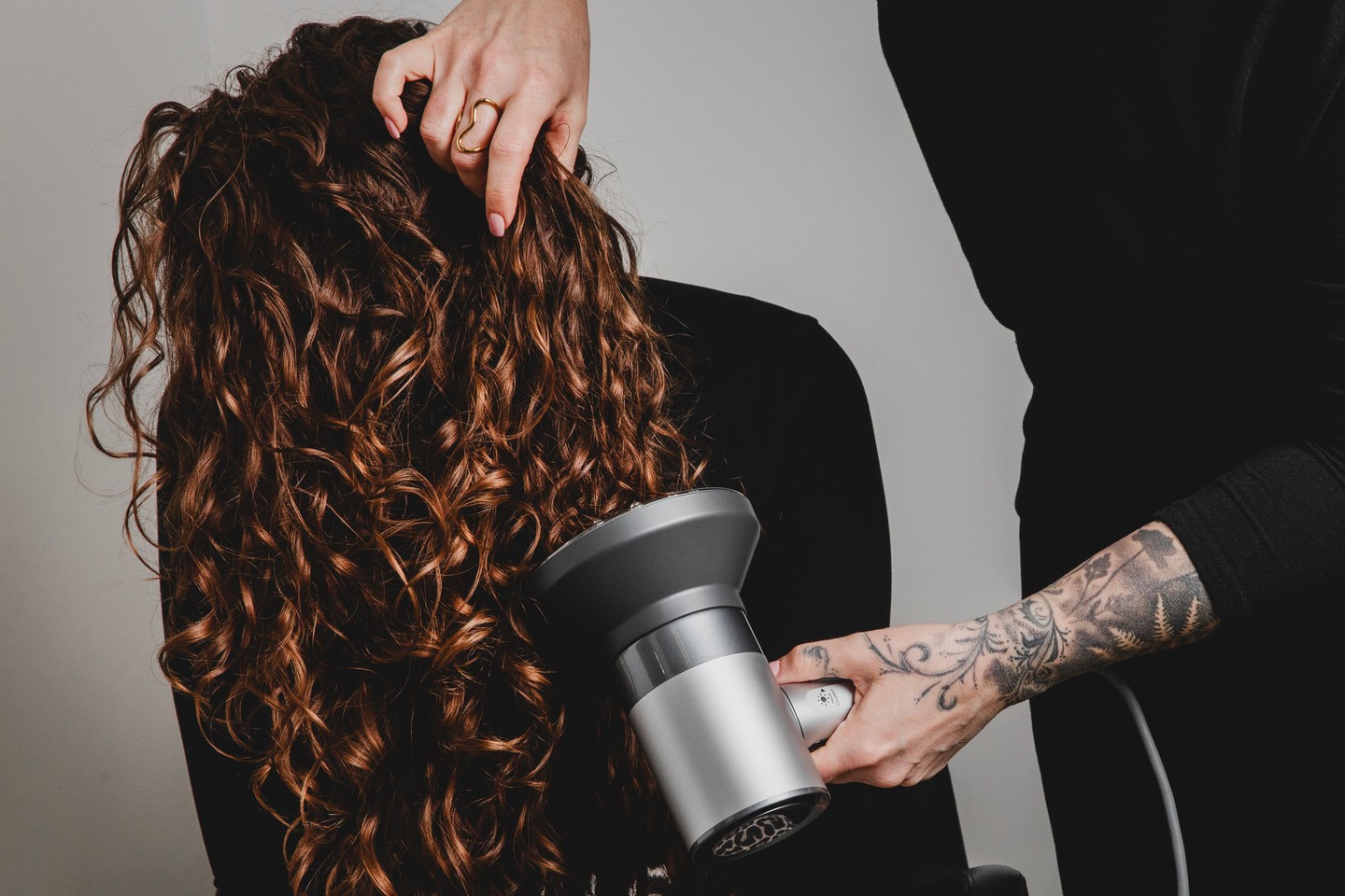 Krullend haar verdient de juiste aandacht en techniek. We brengen de natuurlijke definitie en veerkracht terug in je haar zonder pluis. 🌀
Boek je knipbehandeling via de link in onze bio.
#ClimaxHair #Krullen #KapperHeerlen #HaarStyling #Limburg