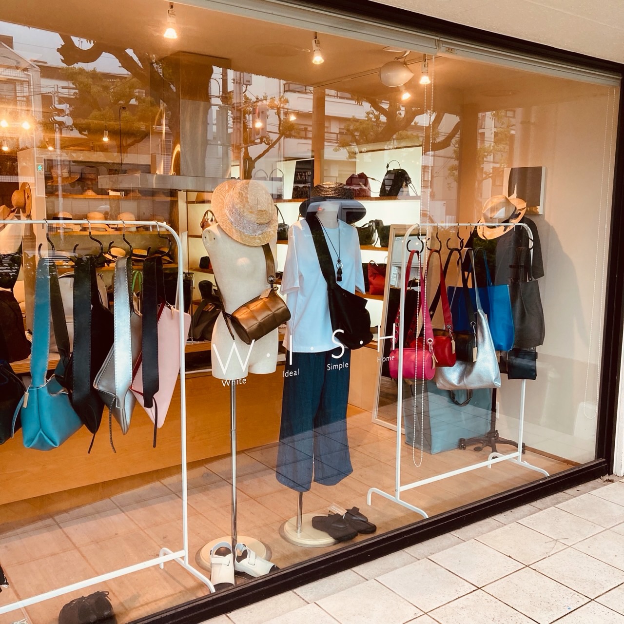 *
KAYNA バッグイベント👜
5月21日(木)~6月1日(月)
神戸市東灘区のWISHさんにて
開催いたしております!
毎年楽しみにしているこのイベント🥰
*
山手幹線沿い、神戸屋さんの斜向かいの
ステキなギャラリー💓
*
初日はあいにくの雨模様☔️でしたが、
1日までほぼ晴れ予報☀️に変わりました😊
素敵なギャラリーでゆったりと
作品を見ていただけます。
お近くにお越しの際はぜひお立ち寄りくださいませ。
*
デザイナーは5/21(木)、5/23(土)、5/29(金)、
5/30(土)、6/1(月)在店。⬅️
*
Place:W・I・S・H
〒658-0051 神戸市東灘区住吉本町2-20-26
TEL:078-856-2123
*
Period:5月21日(木)~6月1日(月)
11:00~18:00 ※火、水曜日は定休日の為お休みです。