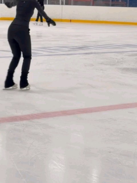 Olympic Development Project 2026–2029 käynnistyi ✨️! Ensimmäinen Skating Finlandin järjestämä seminaarijakso pidettiin tällä viikolla Vierumäellä. Mukana yksinluistelun valmentajamme Jutta ja Elina ⭐️. Vippe mukana moderaattorina ⭐️ Jutta ja Elina pääsivät Stefan Lambielin Art on Ice koulutukseen ja jäälle tositoimiin ⛸️⛸️⛸️. Luistelijoista seminaarissa mukana olivat Elite-ryhmästä Lotta, Pinja ja Olivia⭐️.
Seminaarijakso käynnistää nelivuotisen Olympic Development Projectin (ODP). Hankkeen tavoitteena on tukea eurooppalaisten luistelijoiden ja valmentajien pitkäjänteistä kehittymistä kohti kansainvälistä huippua ja kohti talviolympialaisia 2030. Ensimmäisenä vuonna on mukana yksiluistelu sekä jäätanssi.
#rspoonjaataiturit #huippuurheilu #huippuurheiluntähtiseuramerkki #luisteluasuurellasydämellä❤️ #espooliikkuu