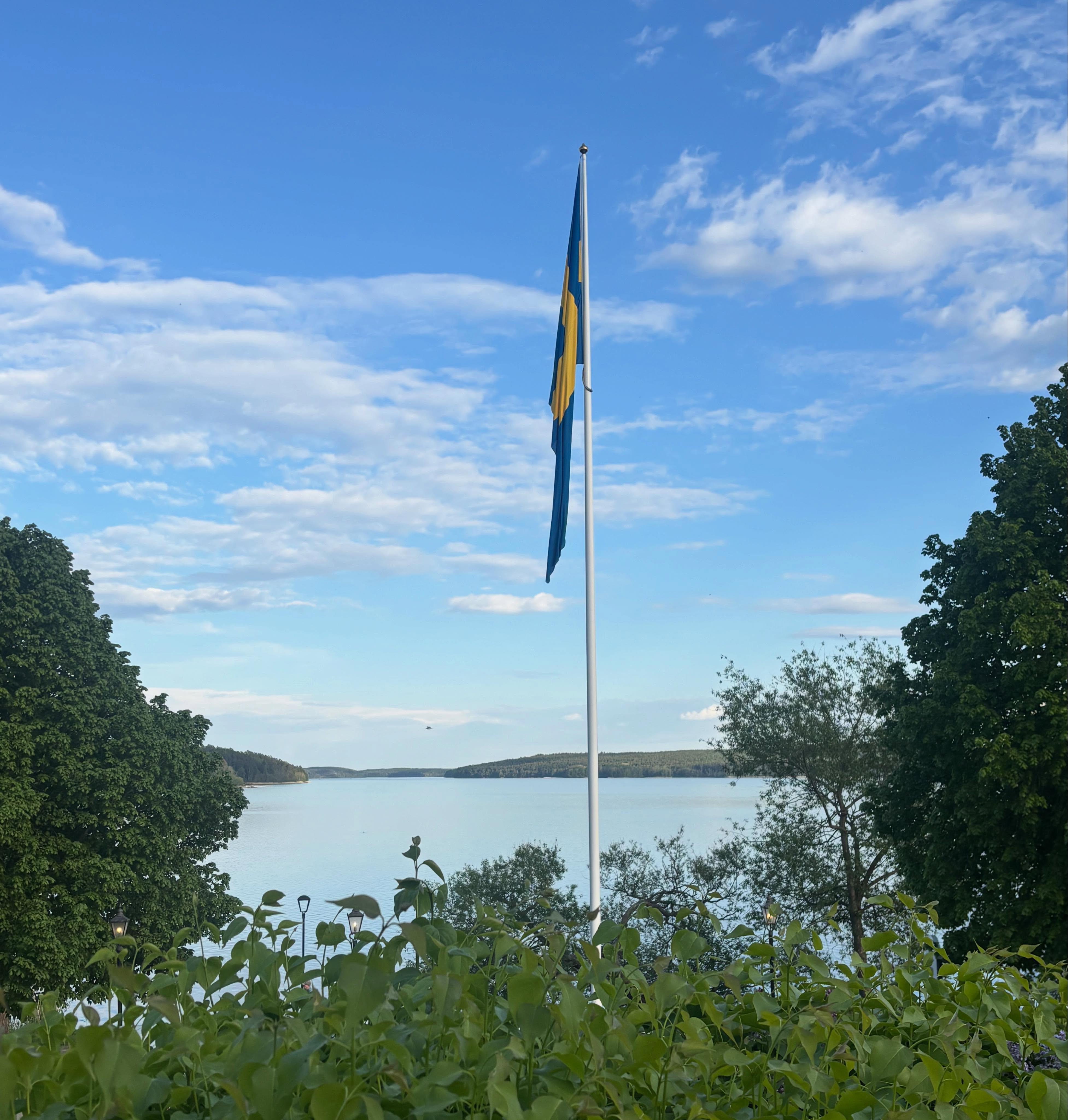 Sommaren har checkat in på Sigtuna Stadshotell. Syrenen blommar och sprider sin ljuvliga doft både ute och inne. Uteserveringen är öppen hela dagen och här njuter du av finaste kulglass, rosévin i solen och härliga luncher som aldrig behöver tar slut. Hos oss är det gott att vara. Varmt välkommen! 💜
