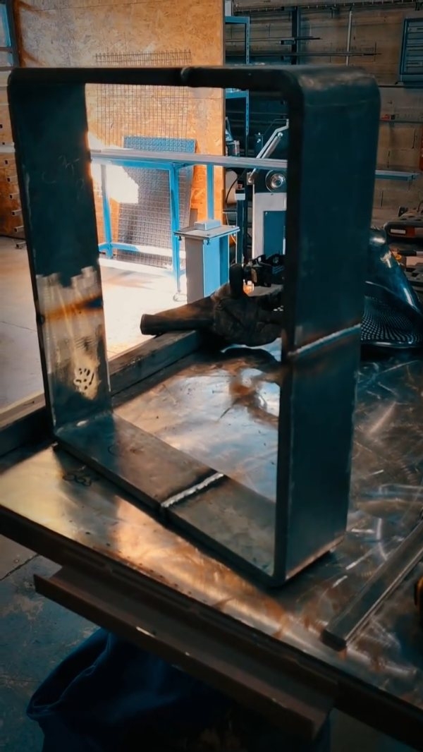 Pied de table fait dans notre atelier @villedemanosque
Acier plein de 15 mm d'épaisseur cintrée à la main.
Ici nous faisons du vrai et du durable.
#ferronnerie #paca
#acier #steel #blacksmith
