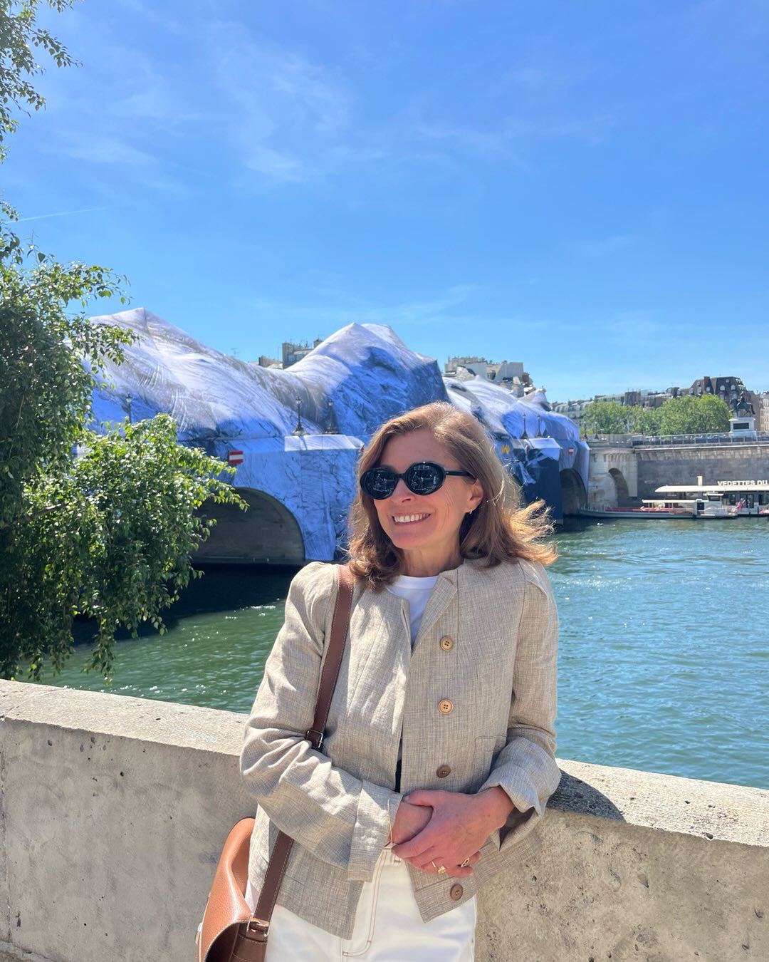Complètement surréaliste… le plus grand photomontage que j’aie jamais vu 😉
👏✨Bravo au photographe JR.
@jr
Un magnifique hommage à Christo et Jeanne-Claude.
Petit conseil pour ceux qui ont la chance d’être à Paris, marcher depuis le Pont de Arts ou depuis le Pont au change et se rapprocher petit à petit!
#iloveparis
#pontneuf #jr #artlovers #parismaville