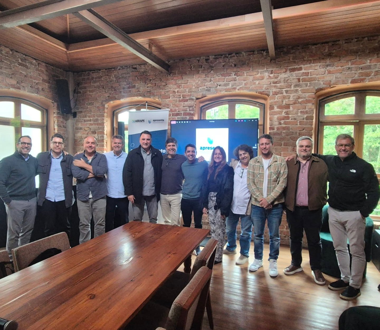 Na manhã desta sexta-feira, 22, o Conselho Administrativo da Apresenta se reuniu na Casa Horto para discutir as diretrizes atuais e futuras da associação, reforçando o compromisso da entidade com o fortalecimento do setor de eventos no Rio de Janeiro.
Participaram do encontro Abel Gomes - SRCOM, Bernardo Amaral - Qualistage, Emerson Martins - Carioca Entretenimento, Claudio da Rocha Miranda Filho - Casa 9, Roberta Kelab - Backstage, Duda Magalhães - Dream Factory, Eduardo Secco - New Quality, Pedro do Rego Monteiro - Effetc Sport, Allan Sant’Anna - Grupo Boa Diversão, Thierry Figueira — representando Victor Vocos da V3A —, Gustavo Gregati — representando Milena Palumbo da GL—, Renato Byington - D+3, Alessandra Pirotelli - Camarote Brasil e Bernardo Fonseca - X3M, Renato Rocha pela IMM, representando Alan Adler. Além do Dr. Daniel Rocha Maia e Dra. Priscila Babo pela MZ Advogados.
Durante a reunião, foram oficialmente empossados os membros do Conselho Administrativo e da diretoria executiva da associação. Bernardo Amaral e Roberta Kelab foram reconduzidos aos cargos de presidente e vice-presidente do Conselho Administrativo, respectivamente. Também foram confirmados Pedro Guimarães como diretor-presidente, Allan Sant’Anna como diretor financeiro e Eduardo Secco como diretor comercial.
O encontro marcou mais um importante momento de alinhamento estratégico da Apresenta, reafirmando a união e o compromisso dos profissionais que atuam no fortalecimento e desenvolvimento do mercado de eventos no estado.