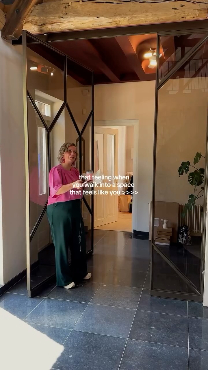 Dat gevoel wanneer je ergens binnenstapt en het klopt 😍
Stiekem geeft onze studio ons dat gevoel elke dag opnieuw.
We komen ‘s ochtends binnen en voelen het meteen;
~ warmte, inspiratie, thuis 🙏🏼
Hoe bijzonder is het dat je werkplek net zo fijn aan mag voelen als je favoriete (thuis)plek? Daarom ontwerpen we niet alleen particuliere woningen maar ook kantoren, om deze om te toveren tot een plek waar je werknemers graag willen zijn.
Precies dat maken we voor onze klanten.
Een thuis waar je elke keer weer blij van wordt als je binnenstapt. Wat voelt als jij 🤍
- Kim&Co 💙
📍 Patersstraat 33, Venray
🌐 www.kimandco.nl