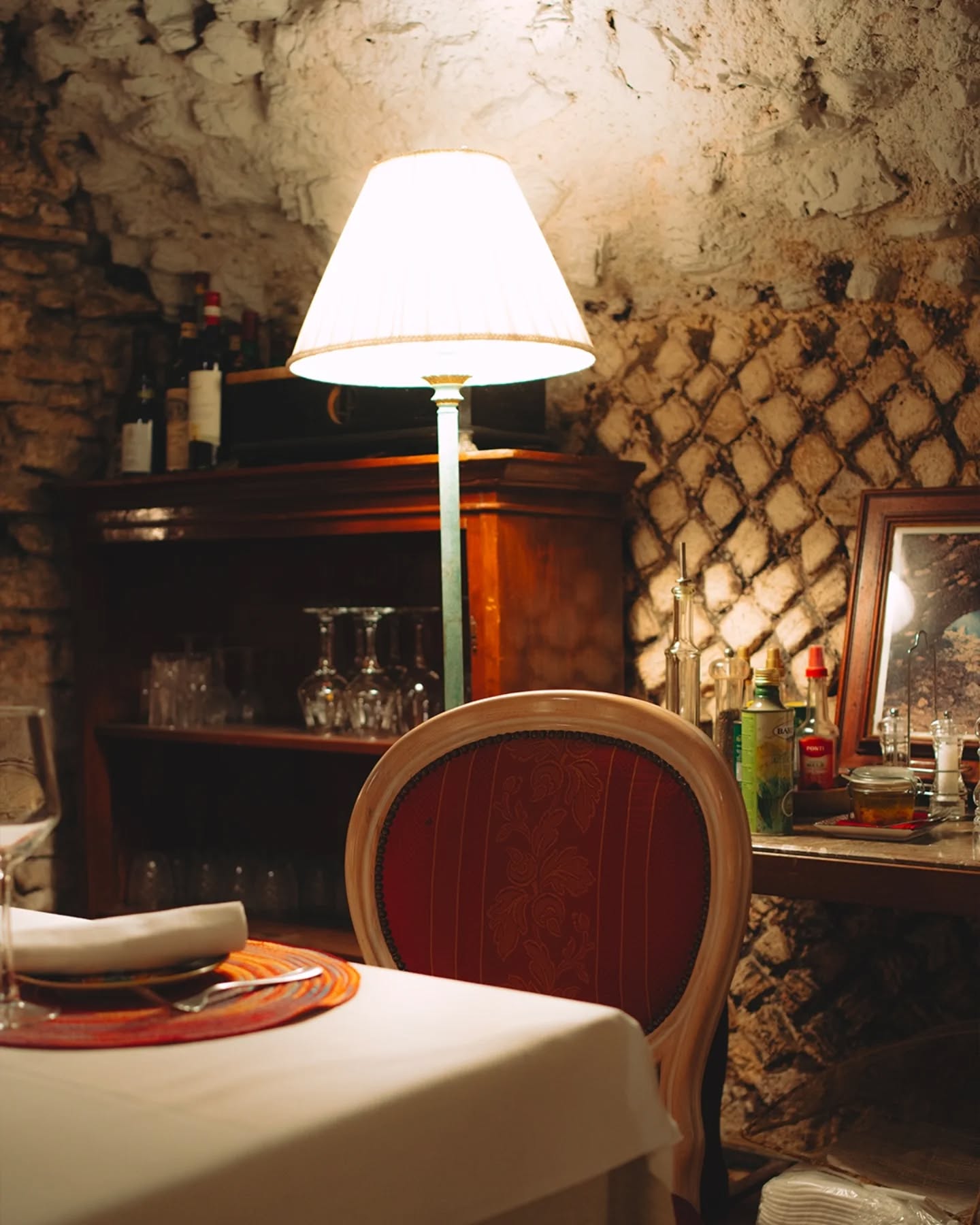 Prenota il tuo posto alle Antiche Terme di Diana ✨
Un’esperienza tra atmosfera, cucina e dettagli senza tempo ti aspetta nel cuore di Tivoli.
Prenotando direttamente dal nostro sito potrai usufruire del 10% di sconto sulla tua prenotazione.
📍 Via dei Sosii, 6 – Tivoli
📞 0774 312256
🌐 www.termedidiana.com
📸 @smup_socialmedia