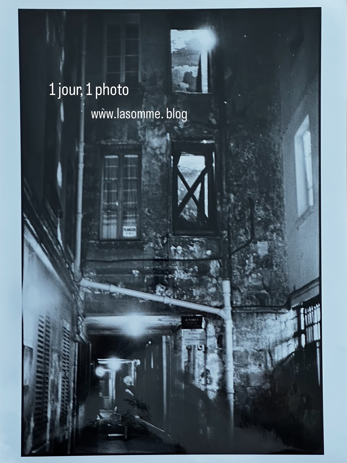 www.lasomme.blog. Les fatômes et les ombres du passé s’invitent dans les arrière-cours parisiennes. Charme évaporé d’un Paris disparu. Paris, années 90