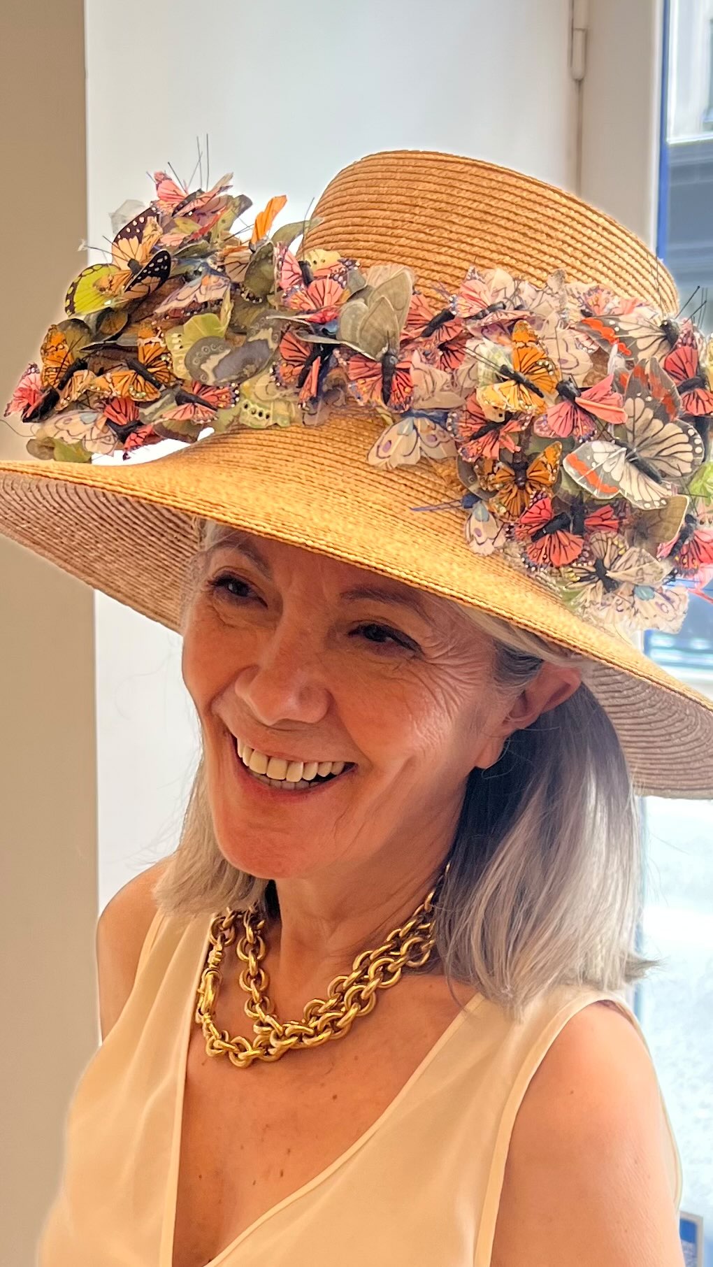FASHION & ART .
Confieso mi debilidad por los sombreros !
No pude resistir la tentación de probarme esta locura de mil mariposas en @atelier144paris .Una dirección que os recomiendo con modelos bonitos , de calidad y precio razonable.( como os podéis imaginar no es publicidad)
Y nuestro día empezó en el @museerodinparis que hemos visitado muchas veces y nos sigue gustando volver.
Y por la tarde en @museeduluxembourg la exposición de Leonora Carrington , una artista compleja, surrealista, amante del ocultismo, el tarot , la magia y los sueños que eran más bien sus demonios y sus pesadillas.
Almuerzo en @lippbrasserie , visita obligada y que nunca defrauda.
El Domingo os haré un resumen!
Feliz fin de semana!!
#fashion #photooftheday #caminovilla #brandambassador #descubreconcaminovilla