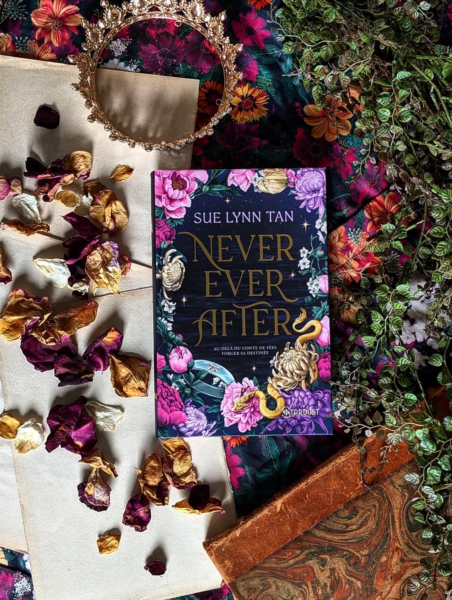 ✨ Never Ever After - Sue Lynn Tan ✨
Et si Cendrillon prenait vie au cœur d’un empire inspiré de la Chine impériale… avec une touche de magie et de complots politiques ?
C’est exactement ce que propose Never Ever After.
On y suit Yining, une jeune fille qui, après la mort de son oncle, se retrouve sous l’autorité de sa tante par alliance. Pour survivre, elle travaille comme diseuse de bonne aventure pendant que sa tante profite des clients pour les dépouiller de leurs biens. Autant dire que la vie de Yining n’a absolument rien d’un conte de fées.
Mais tout bascule lorsqu’une mystérieuse carpe lui rend un objet lié à son héritage : une bague capable de changer son destin.
La voilà alors propulsée au palais impérial, au milieu des intrigues, des jeux de pouvoir et des décisions qui pourraient bien bouleverser toute sa vie.
Je dois dire que le travail sur l'objet livre en lui-même est tout bonnement incroyable. Il est vraiment magnifique.
Ce que j’ai beaucoup aimé dans ce roman, c’est cette revisite de Cendrillon qui s’éloigne des codes classiques pour proposer quelque chose de plus politique et plus mature.
Yining est une héroïne pleine de courage et de détermination qui va se retrouver plongée dans un monde dont elle ne maîtrise pas toutes les règles. Et en soit, cela va lui permettre d'évoluer et de trouver sa place et sa propre identité.
Le gros point position, c'est l'univers. J'ai vraiment adoré découvrir le palais impérial et les montagnes de fer. Il y a un côté très atypique dans l'approche du conte et c'est ce que j'ai trouvé intéressant. Ce monde inspiré de la Chine impériale apporte énormément de charme au récit.
J’ai également beaucoup aimé Zixin, le prince héritier, qui cache bien son jeu pour le coup. Le duo est bien trouvé et apporte ce qu’il faut de tension et d’émotions au fil de l’histoire.
Le rythme est bon, ça se lit plutôt vite, notamment grâce à la plume très douce et fluide.
En bref, c’est une très belle revisite de conte, portée par une héroïne attachante, un univers enchanteur et une ambiance impériale pleine de magie et de secrets.
À découvrir chez @hugostardust_ !
#bookreviewfr #bookstagram #review #Booklover #stardust
