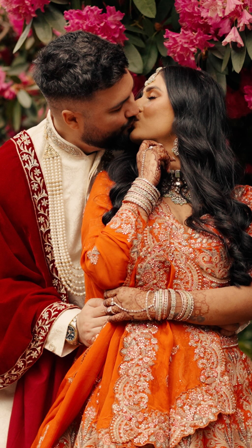 🧡 Divina & Josh 🧡
@lifew.divina
@joshuasmedley
@feeelingpeckish
Venue - @hedsor
Planner - @styledbyshaileeni
Video - @momento_media
Photo - @annafowlerphotog
Content - @elledavies.content
Singer - @jamiejohnsonmusic
DJ - @devenmusiq
Food - @ragasaan
Mandap - @anneventshire
Flower - @seventhheavenevents
Violin - @jessicabollywoodviolinist