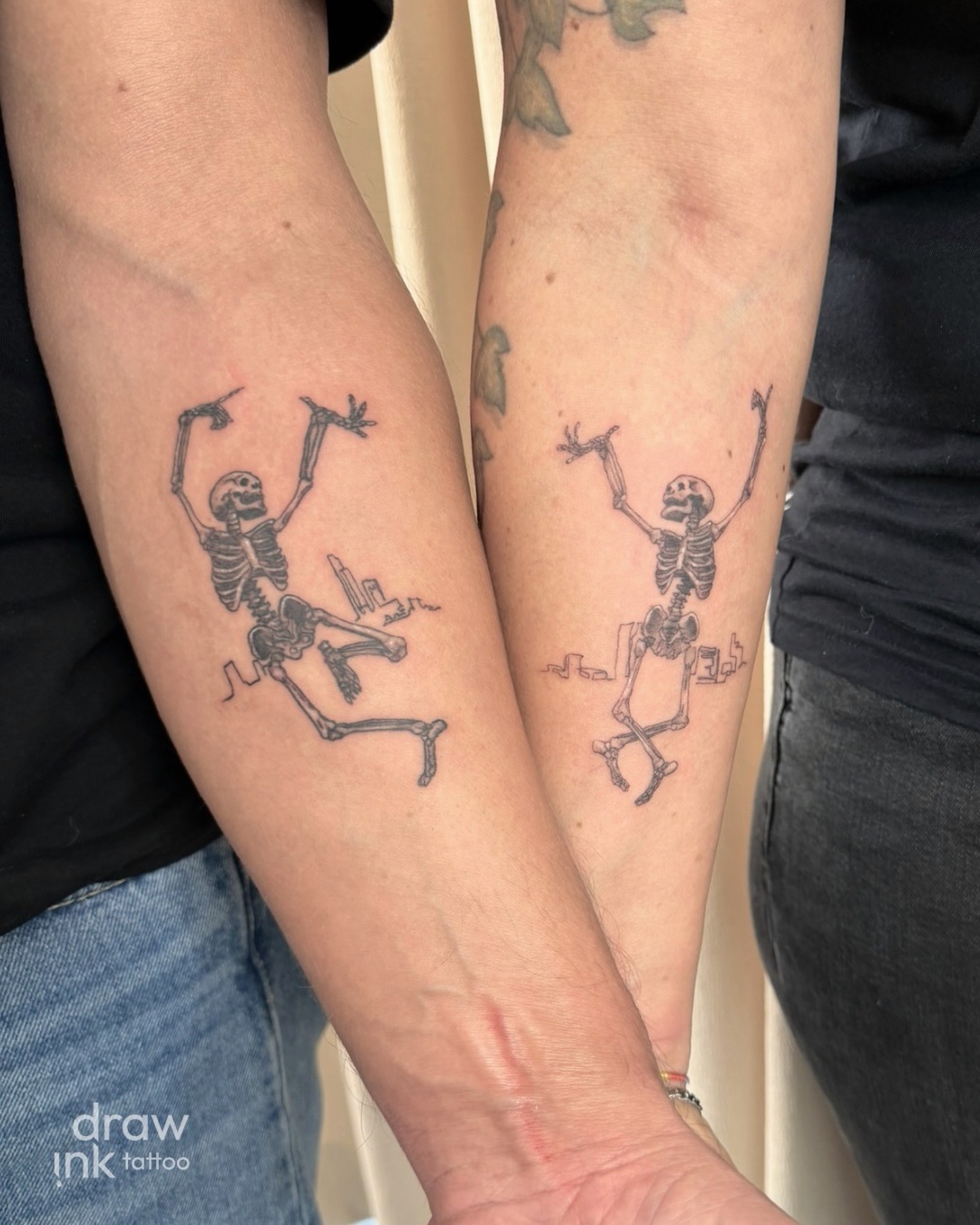 just two souls dancing through life — partner tattoo edition 🖤
#matchingtattoo #finelinetattoo #skeletontattoo #coupletattoo