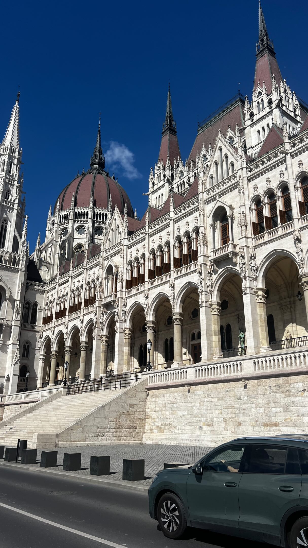 Att bli överraskad av vänner, få upptäcka en stad jag aldrig tidigare besökt och dessutom i strålande sol det får mig att känna mig otroligt lyckligt lottad. ✨
Tack Eva, Åsa & Jennie ❤️❤️❤️
Budapest är verkligen en fantastisk stad på så många sätt. Det finns hur mycket som helst att säga, men ibland räcker orden inte riktigt till.
Till er som inte varit här ännu, ni har något att se fram emot.
Promenera längs Donau, njut av all fantastisk mat och dryck, fascineras av historien och missa för allt i världen inte att besöka minst en ruinbar. 🍷☀️🏛️
@privateshopperstockholm
#travelwithstyle #visitbudapest
#privateshopperstockholm #styleguide