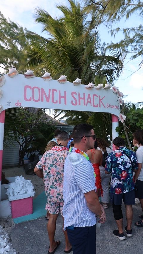 When the VBV fam hits the dance floor… magic happens!💃 The Conch Shack is the place to be and everyone danced the night away with the best crew around. Nights like these are everything!