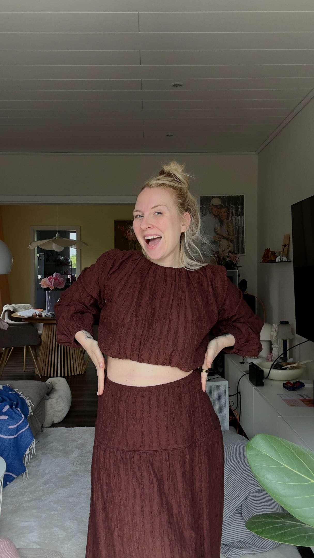 Hier ist uns der Endobelly 💩 egal. 👆🏼
Hab mal wieder nen neues Outfit für uns gesichtet, womit wir den Sommer rocken können! Ich rocke damit nächste Woche ein Event in Paris, aber es wandert definitiv in die Kategorie: Ziehen wir regelmäßig an! 👆🏼✨🫶🏼
Was meint ihr??
@hm #outfit #outfits #outfitoftoday #endometriosis #endometriose