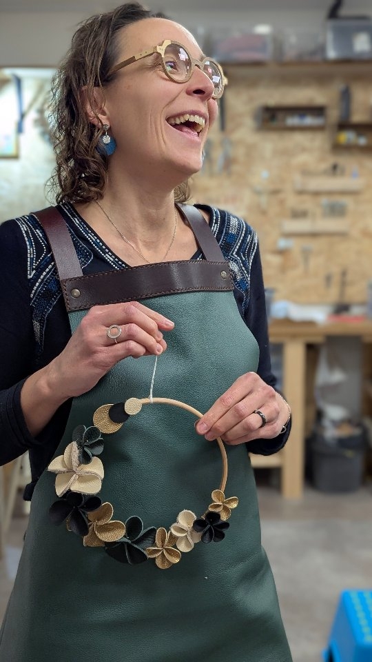 Et si pour la fête des mères, tu offrais un souvenir à créer ensemble ?
Je vous reçois à l’atelier pour imaginer une couronne fleurie en cuir :
✨ en duo adulte-enfant
✨ en atelier solo
✨ en bon cadeau personnalisé
✨ ou pour choisir une couronne toute prête 😉
Des fleurs qui durent, des moments précieux et des souvenirs à garder longtemps 💛
A bientôt
Marion
#fetedesmeres #ateliercreatif #artisanatfrancais #couronnefleurs #ateliercuir